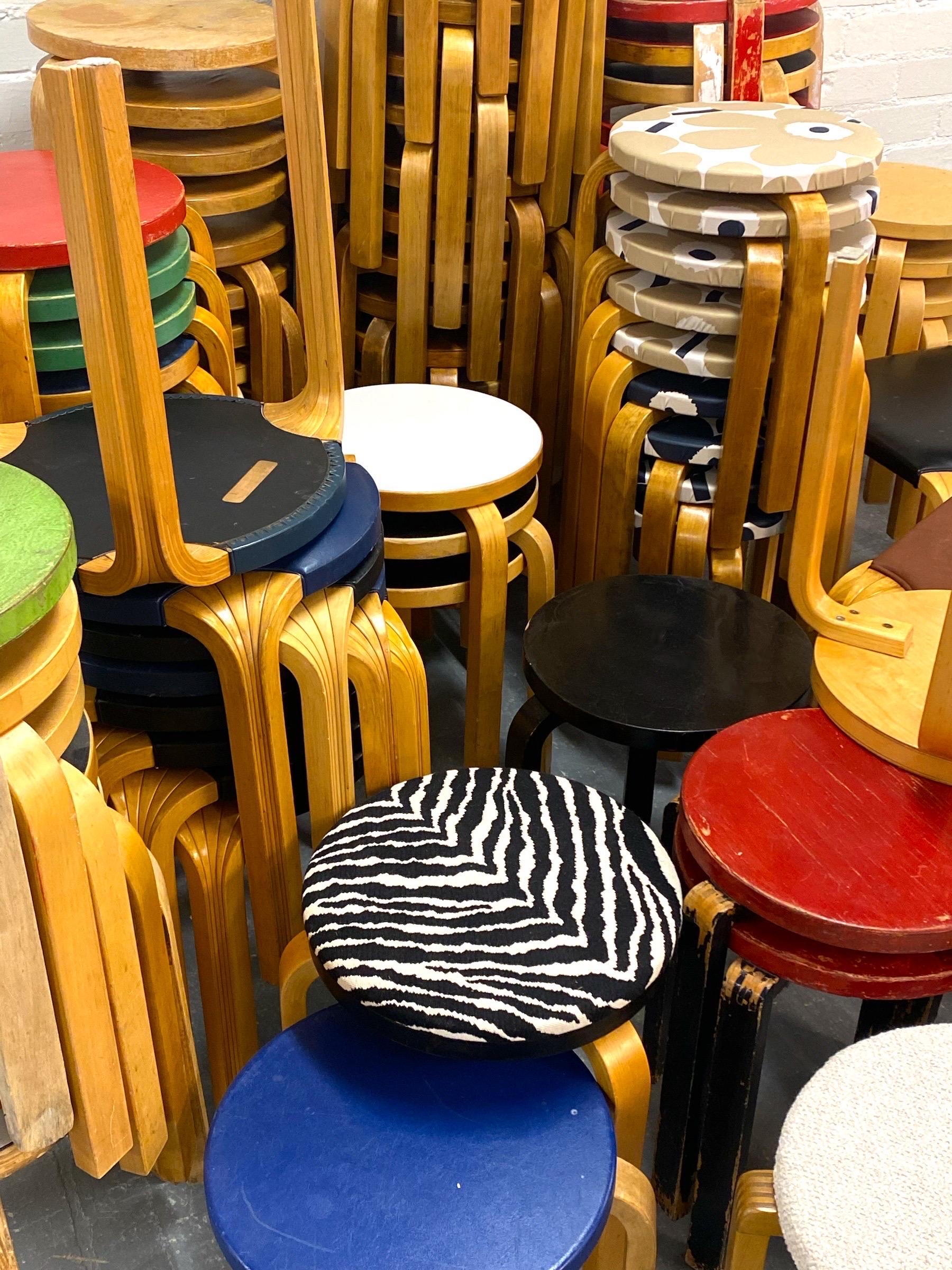 Ensemble de 4 tabourets empilables à 3 pieds Alvar Aalto+Aalto modèle 60 en Brich, Artek années 1930 en vente 10
