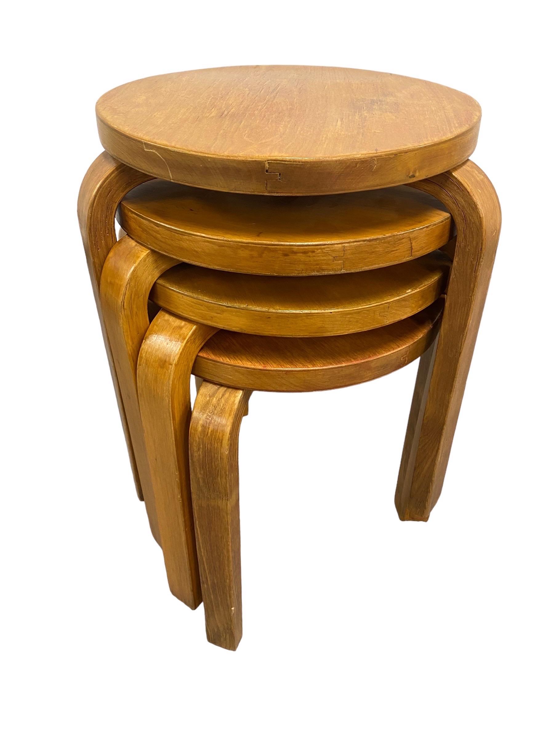 Ensemble de tabourets iconiques modèle 60 conçus par Alvar Aalto pour Artek. Inspiré par les lignes épurées et les formes organiques de la nature, le tabouret Alvar Aalto Model 60 est un meuble intemporel qui allie harmonieusement fonctionnalité et