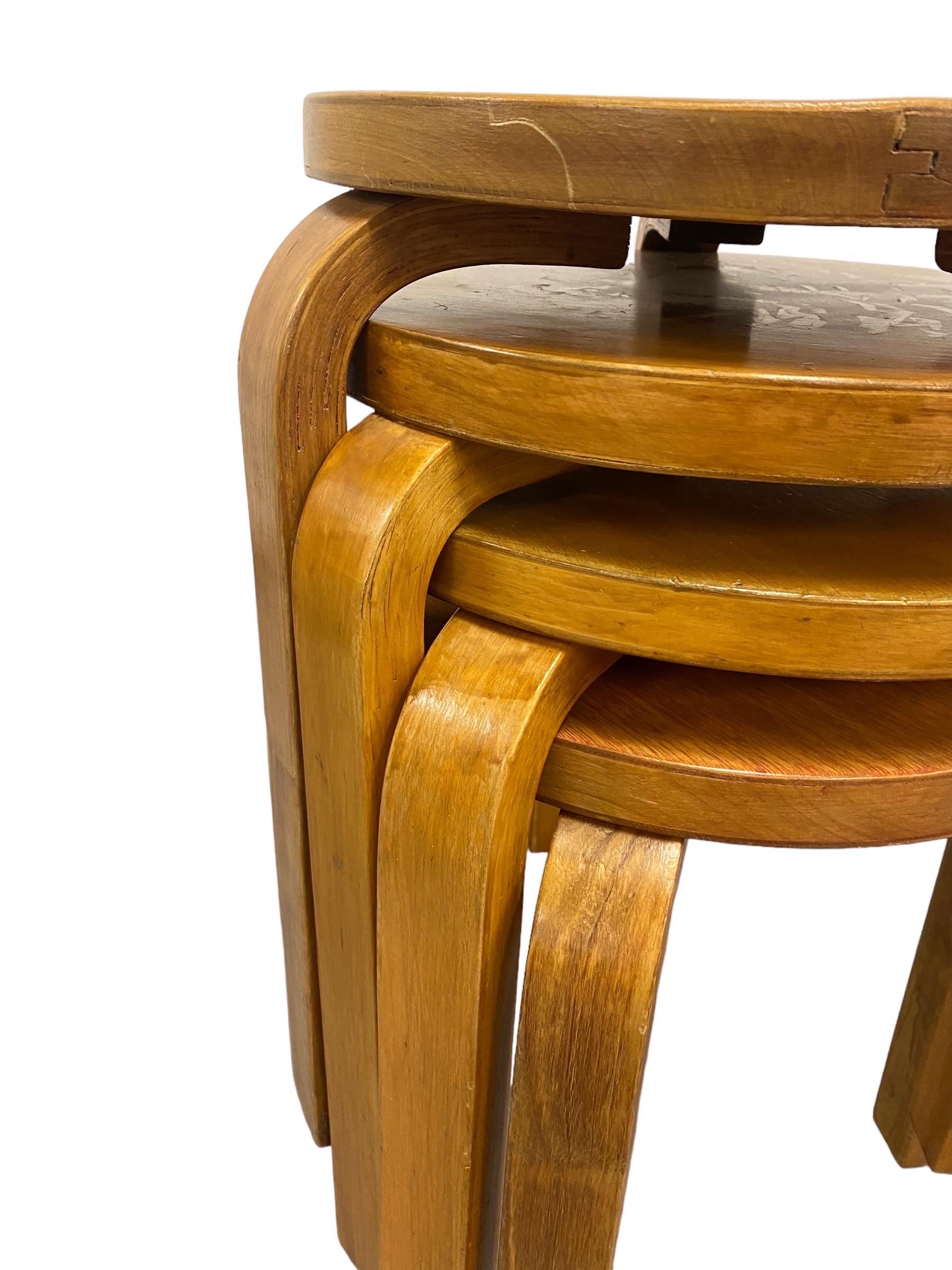 Scandinave moderne Ensemble de 4 tabourets empilables à 3 pieds Alvar Aalto+Aalto modèle 60 en Brich, Artek années 1930 en vente