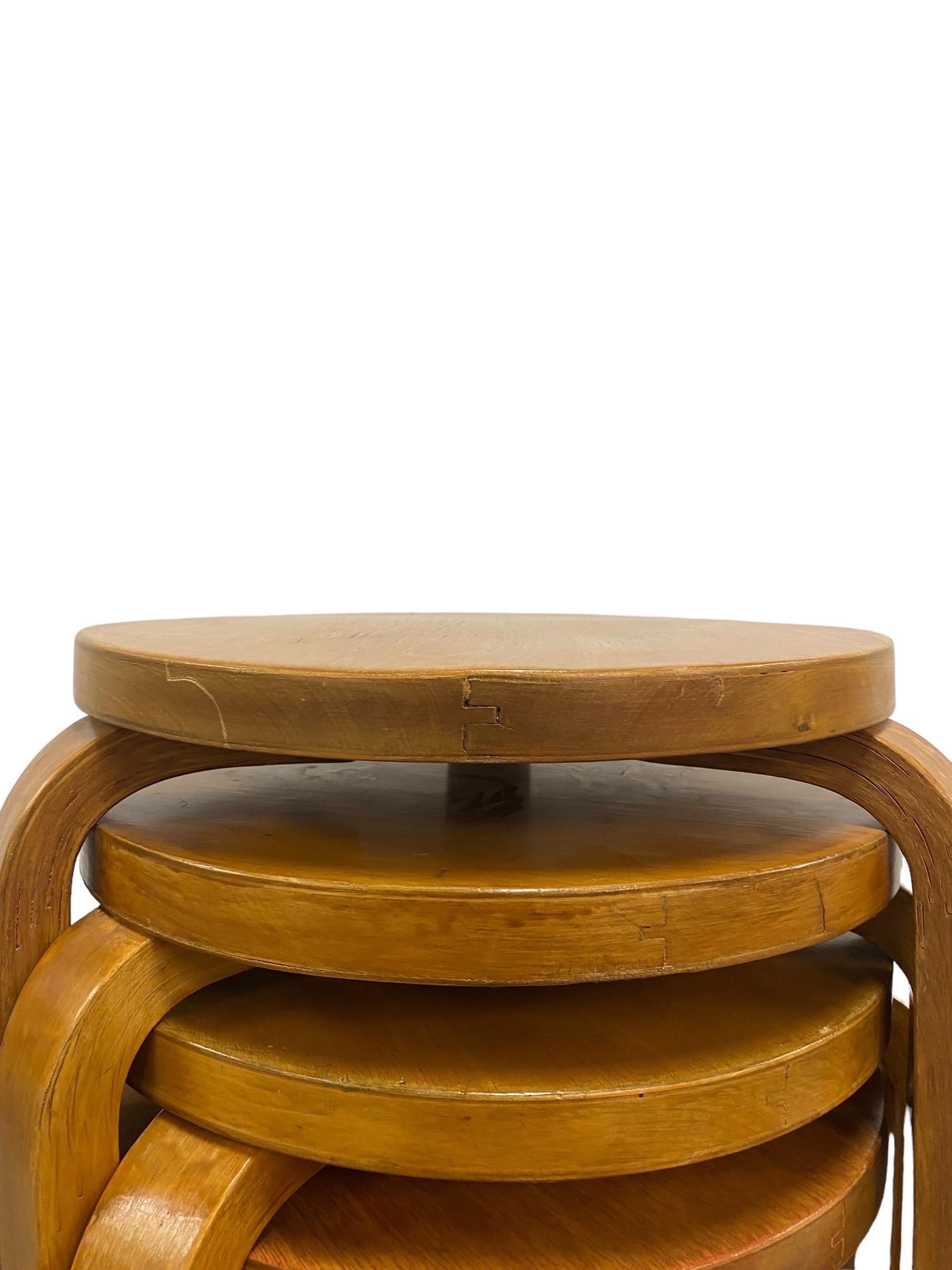Finlandais Ensemble de 4 tabourets empilables à 3 pieds Alvar Aalto+Aalto modèle 60 en Brich, Artek années 1930 en vente