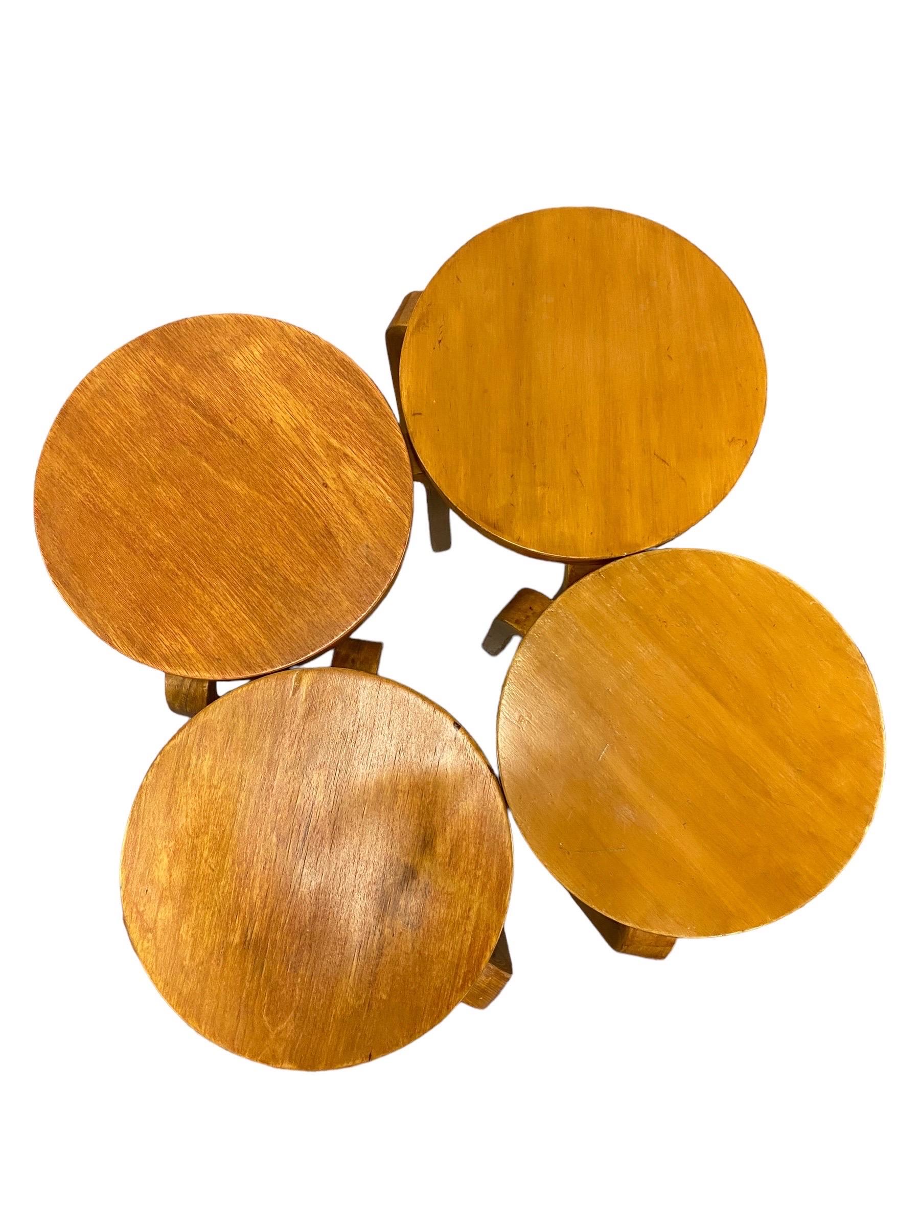 Milieu du XXe siècle Ensemble de 4 tabourets empilables à 3 pieds Alvar Aalto+Aalto modèle 60 en Brich, Artek années 1930 en vente