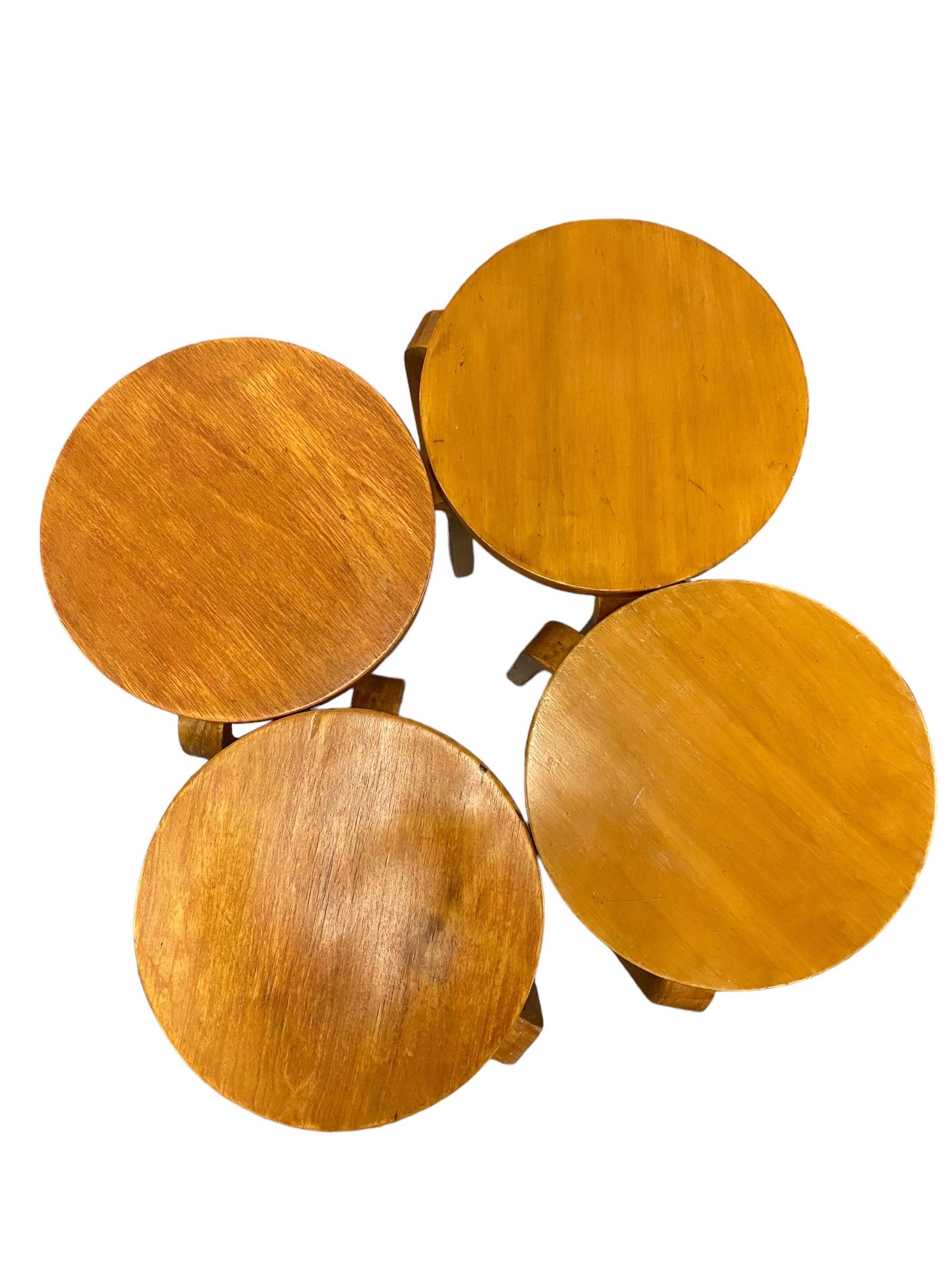 Bouleau Ensemble de 4 tabourets empilables à 3 pieds Alvar Aalto+Aalto modèle 60 en Brich, Artek années 1930 en vente