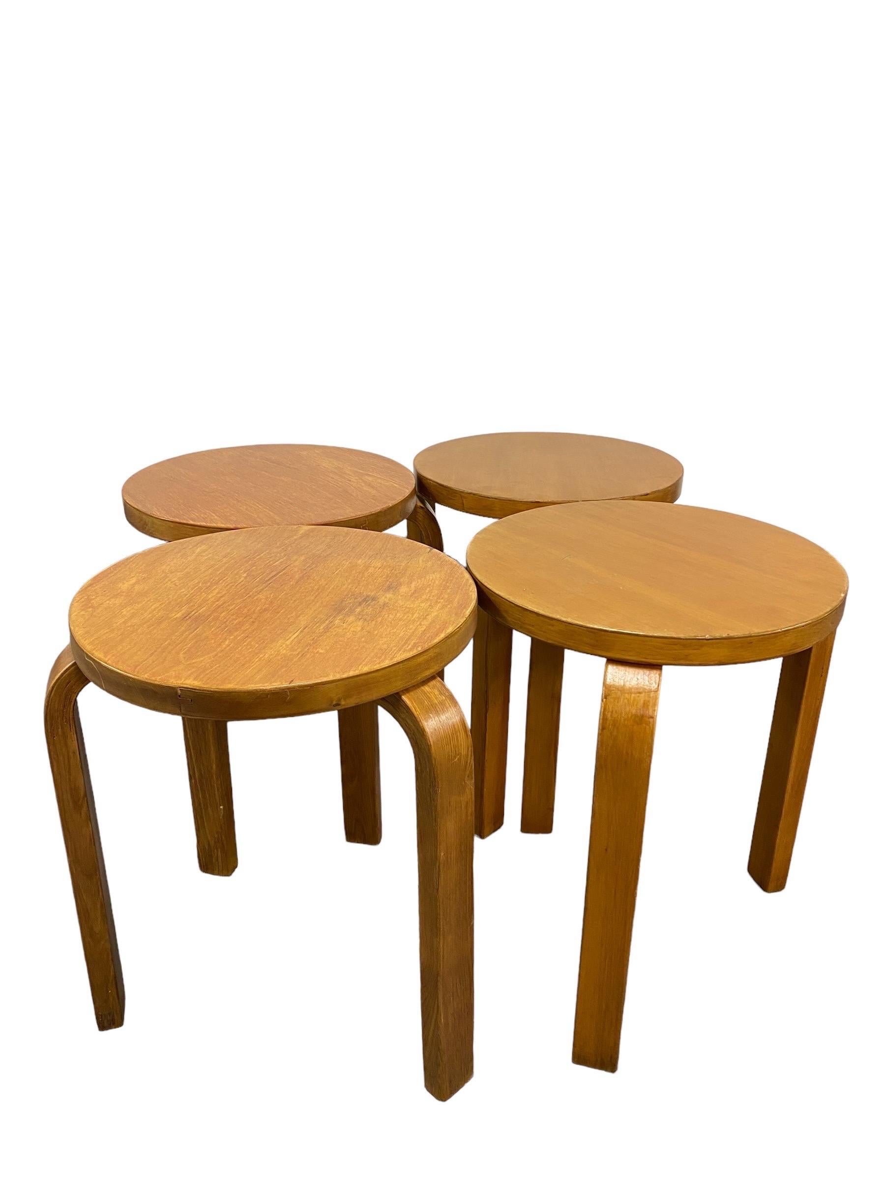 Ensemble de 4 tabourets empilables à 3 pieds Alvar Aalto+Aalto modèle 60 en Brich, Artek années 1930 en vente 1