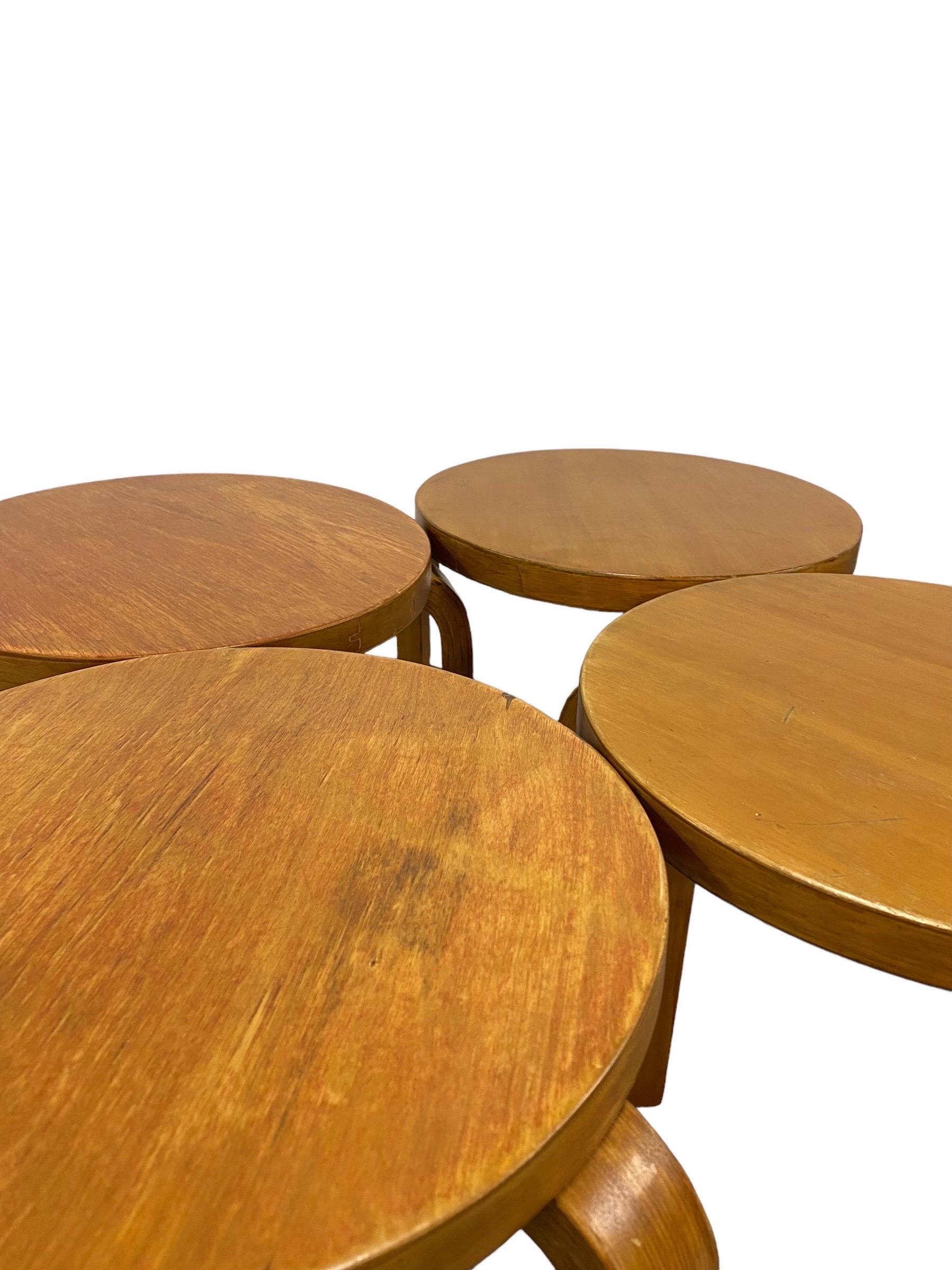 Ensemble de 4 tabourets empilables à 3 pieds Alvar Aalto+Aalto modèle 60 en Brich, Artek années 1930 en vente 2