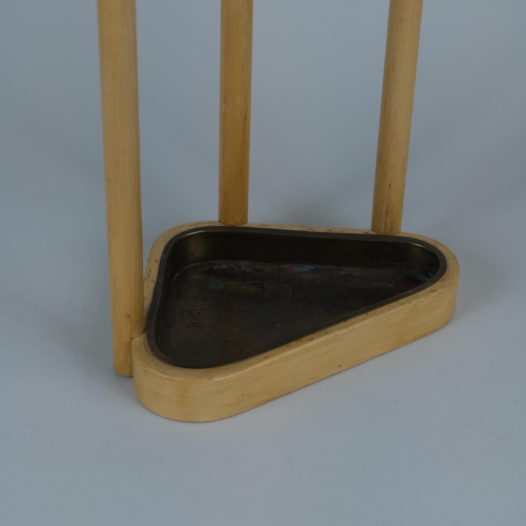 Scandinavo moderno Un portaombrelli triangolare di Alvar Aalto in betulla e ottone, Aalto+Aalto 1960 in vendita