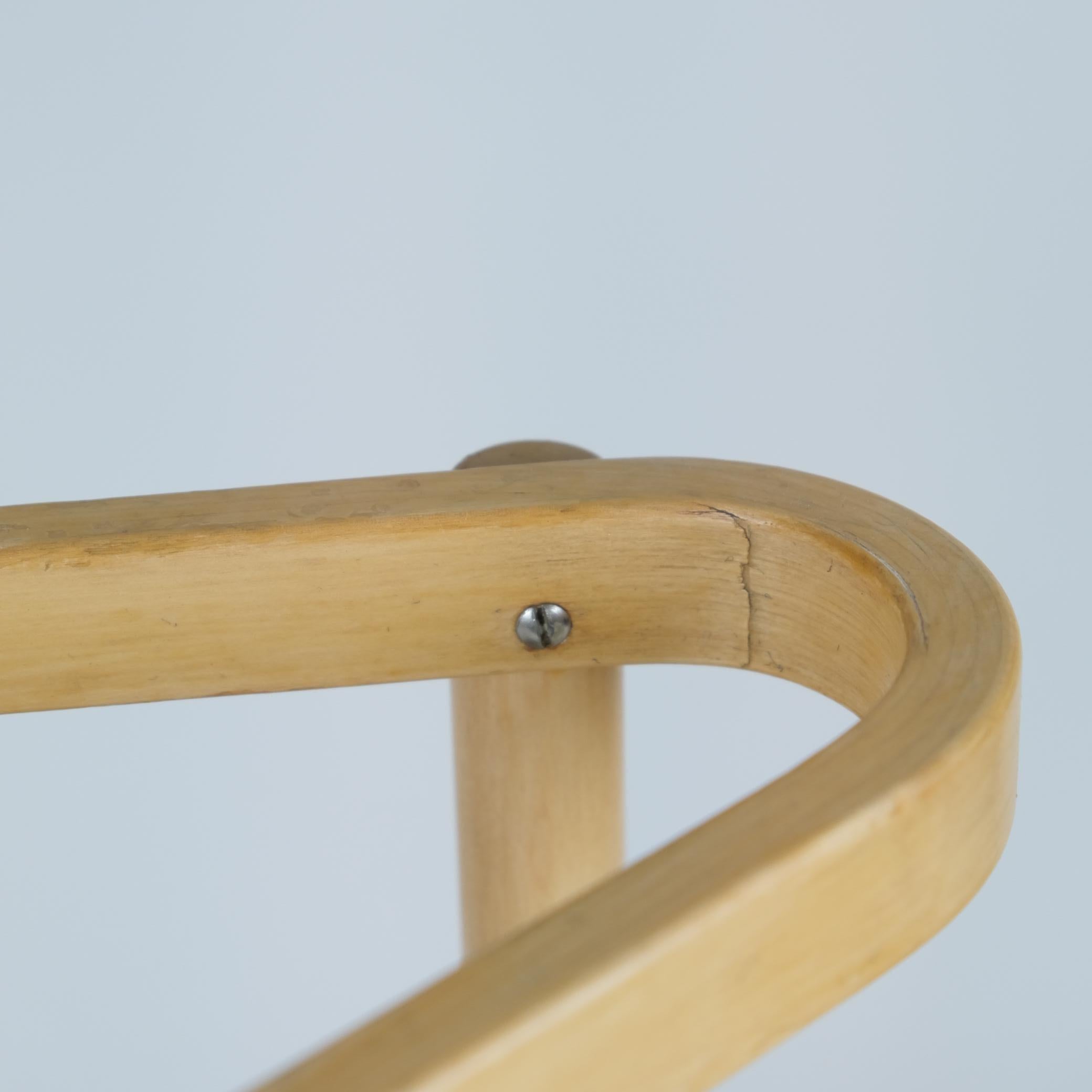Finlandese Un portaombrelli triangolare di Alvar Aalto in betulla e ottone, Aalto+Aalto 1960 in vendita