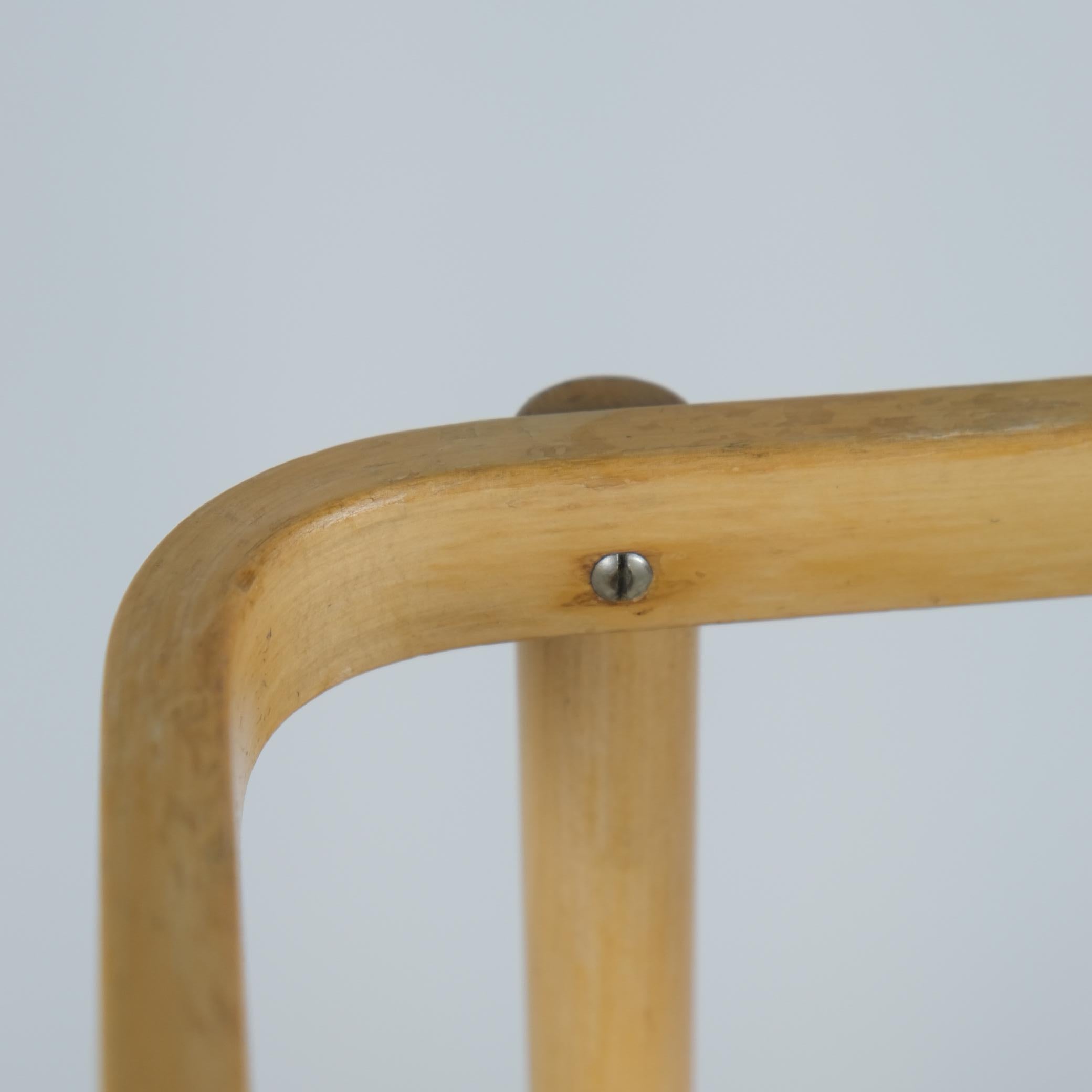 Un portaombrelli triangolare di Alvar Aalto in betulla e ottone, Aalto+Aalto 1960 In condizioni buone in vendita a Helsinki, FI