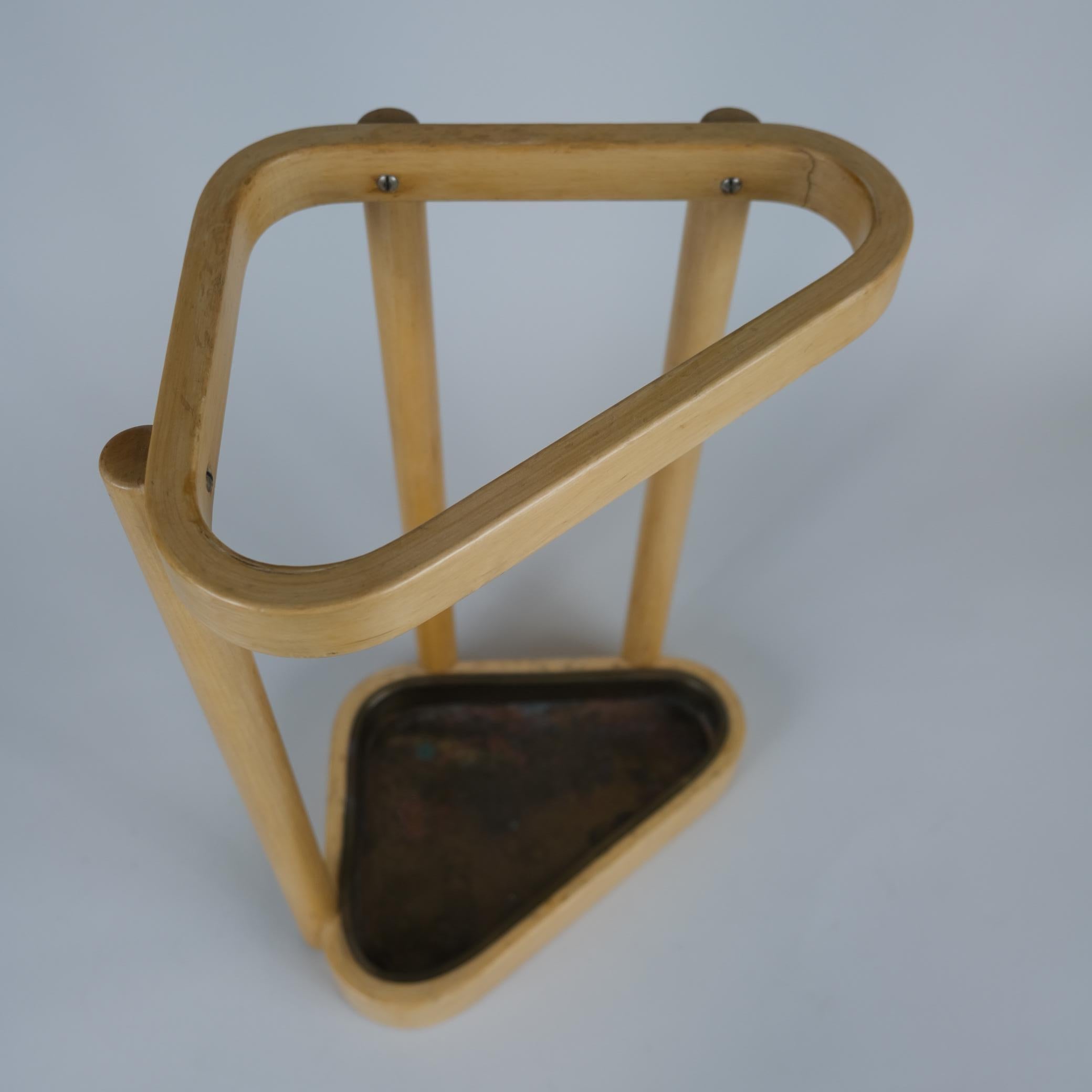 Metà XX secolo Un portaombrelli triangolare di Alvar Aalto in betulla e ottone, Aalto+Aalto 1960 in vendita