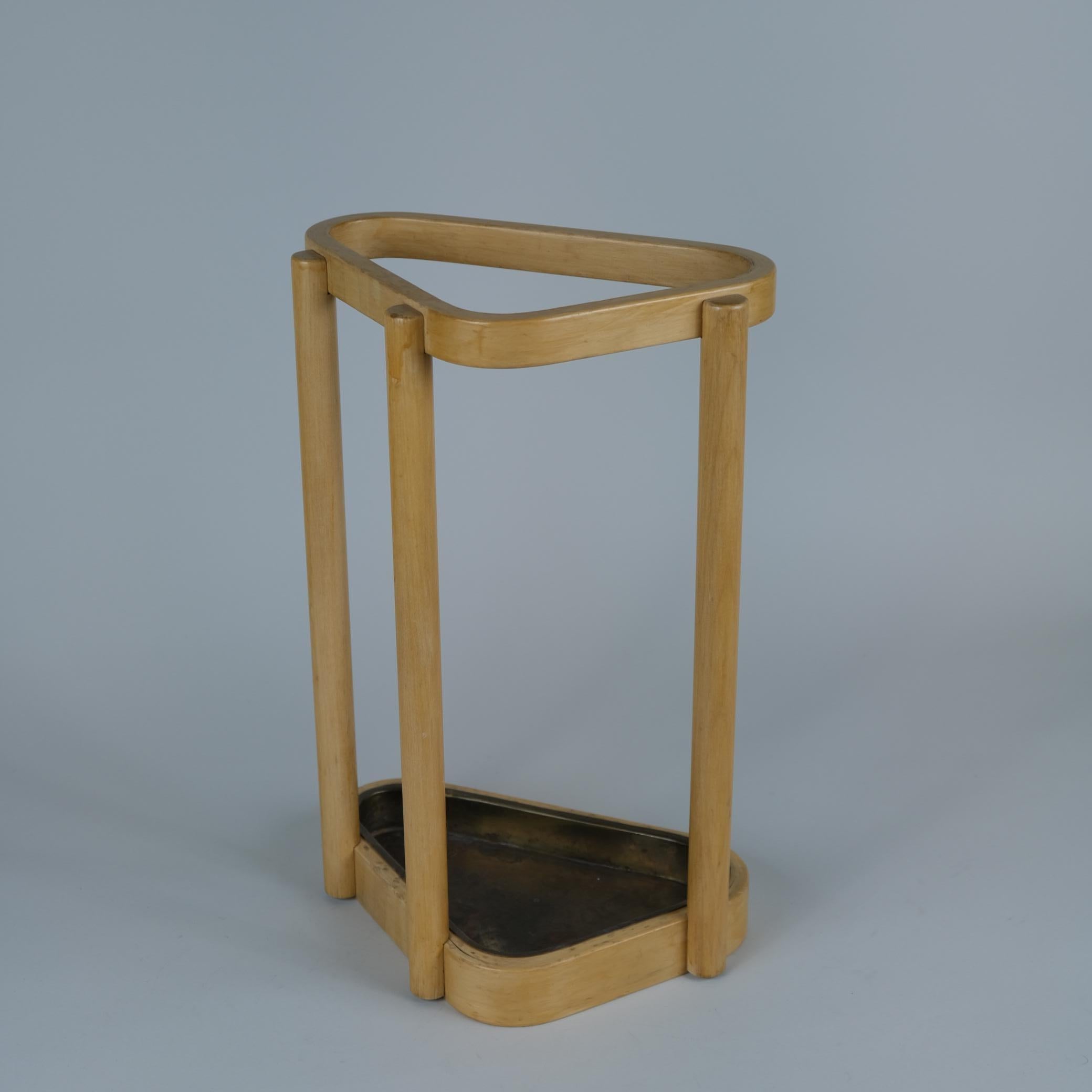 Ottone Un portaombrelli triangolare di Alvar Aalto in betulla e ottone, Aalto+Aalto 1960 in vendita