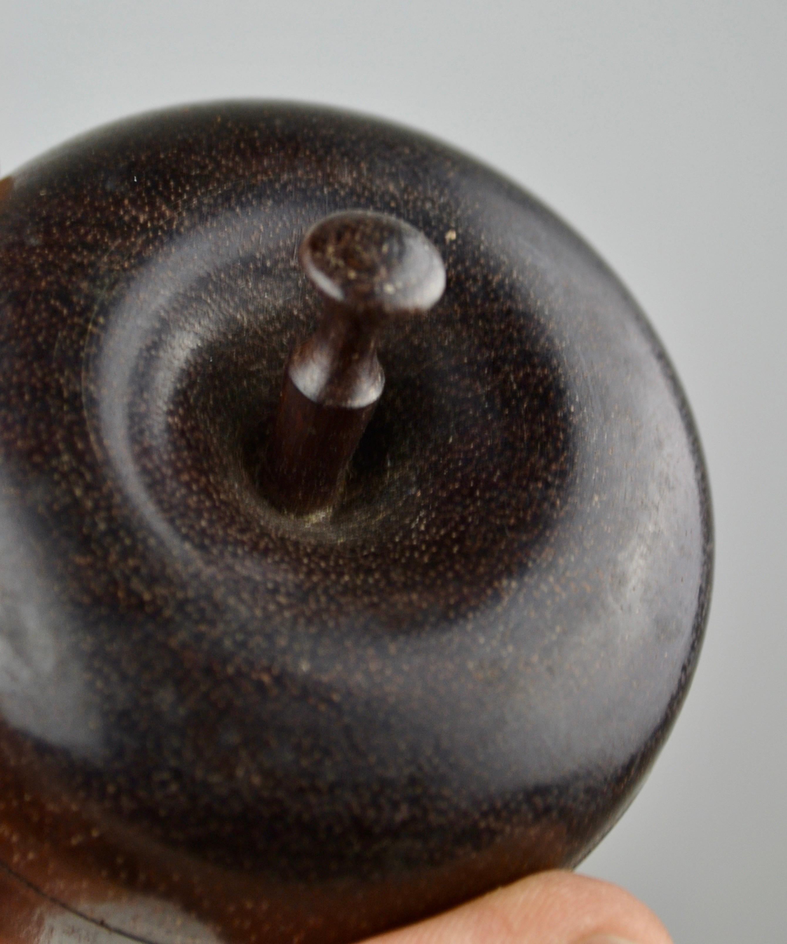 Un joyero único de madera de amaranto torneada con forma de manzana. Se abre en dos para guardar objetos pequeños como joyas, anillos, pendientes, pastillas, monedas, etc.

Diseño elegante con una hermosa pátina vintage. Perfecto para combinar