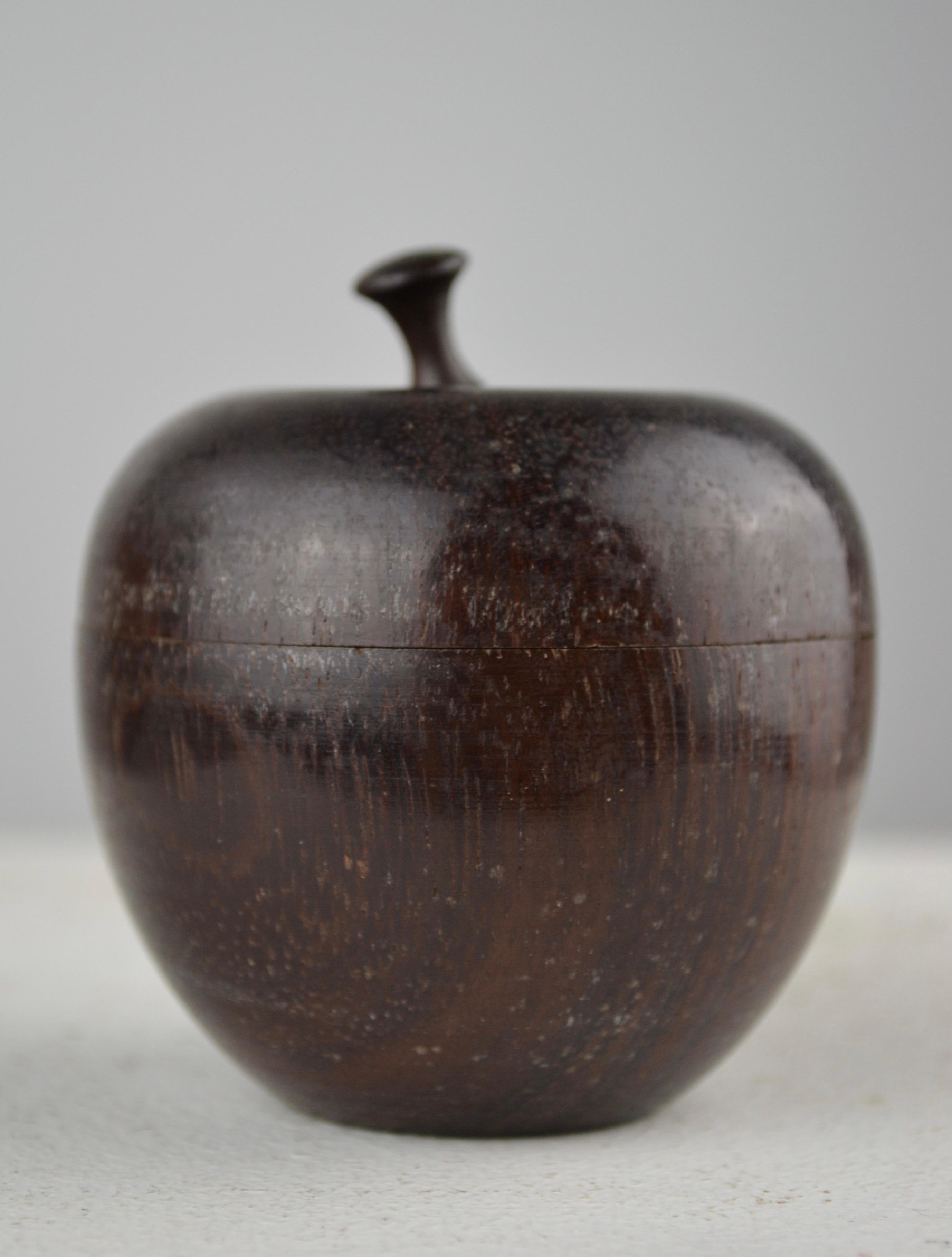 Un joyero de madera de amaranto - Forma de manzana - Francia años 70 Transformado en venta
