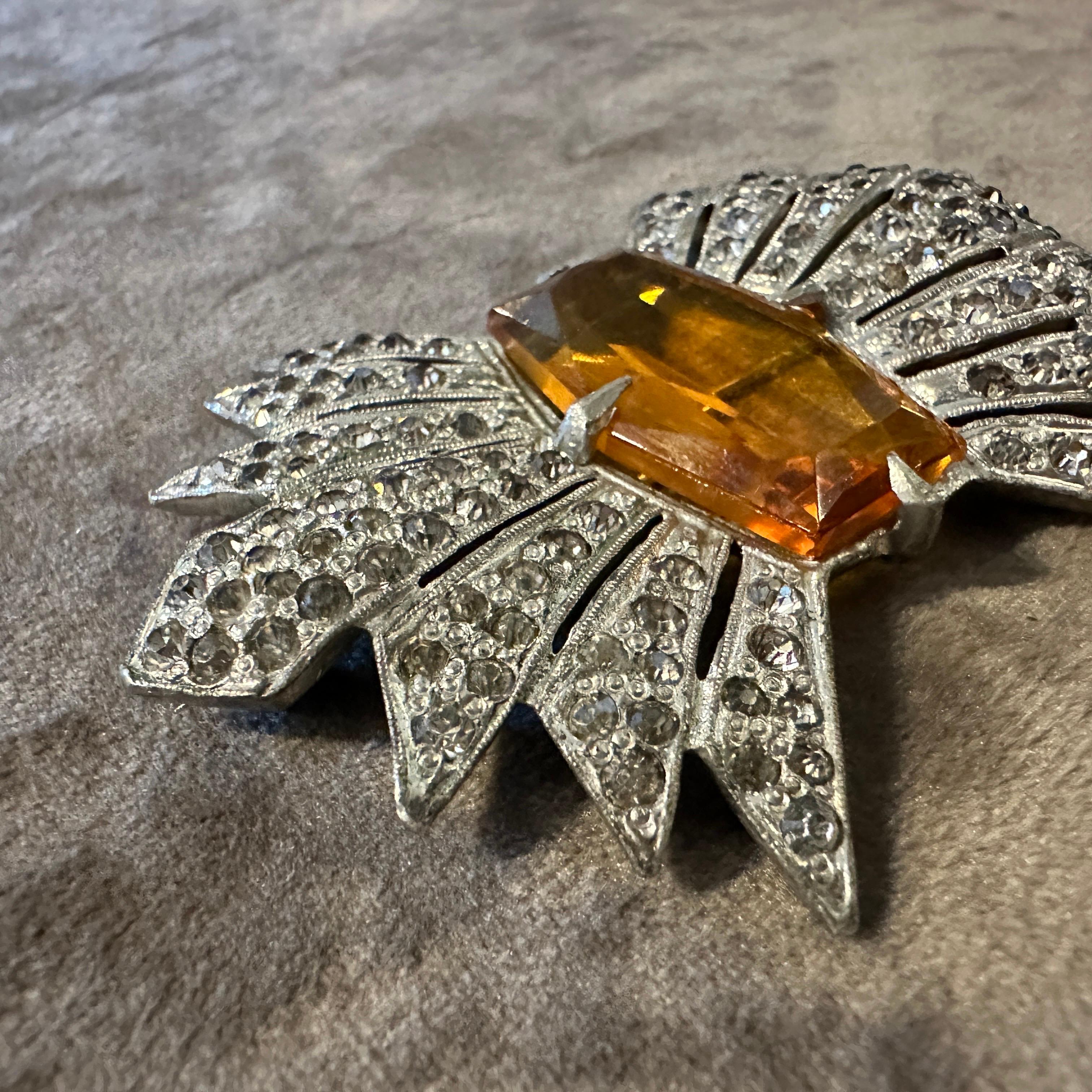 Eine erstaunliche 1930er Art Deco Modeschmuck Brosche (Art déco) im Angebot