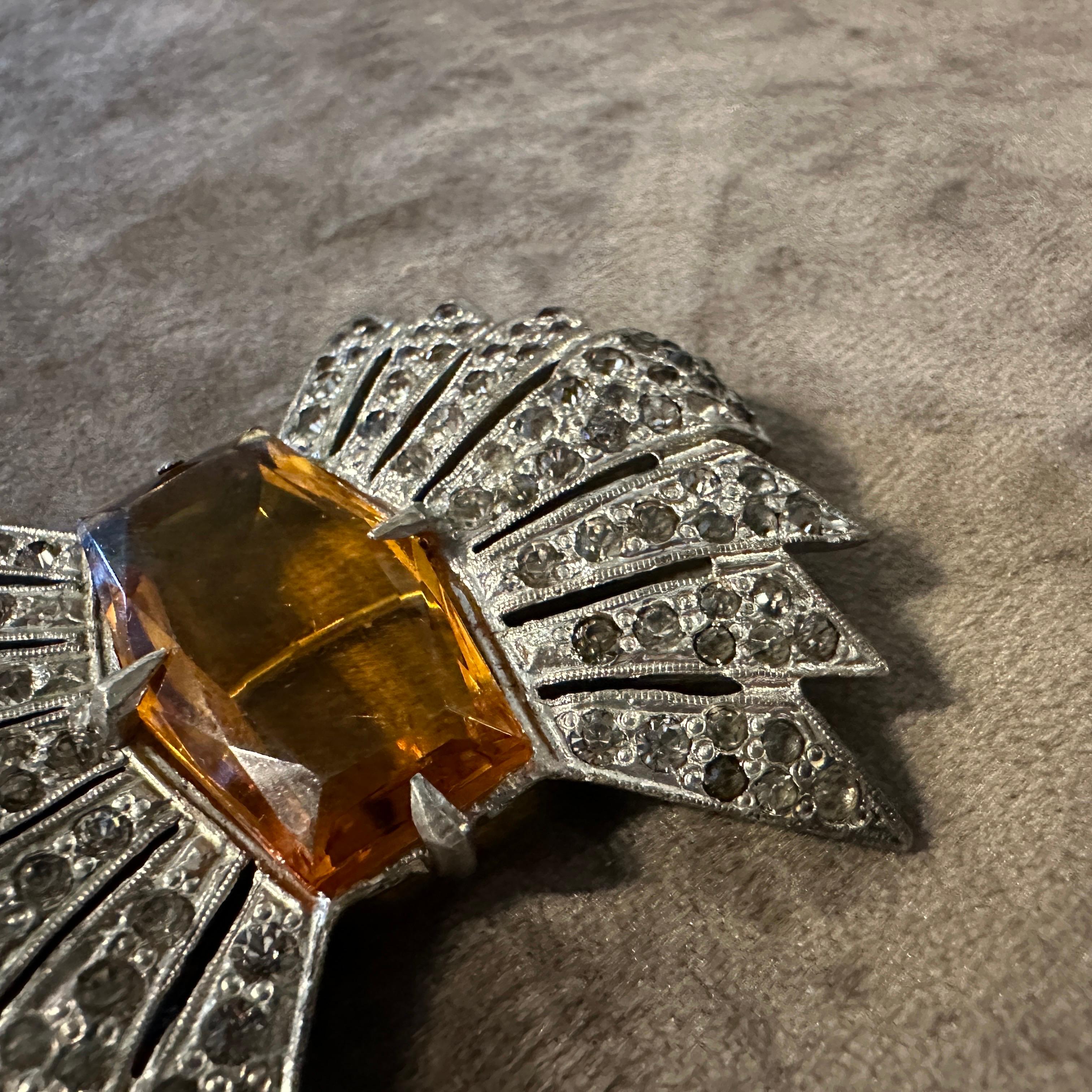 Eine erstaunliche 1930er Art Deco Modeschmuck Brosche im Zustand „Hervorragend“ im Angebot in Aci Castello, IT