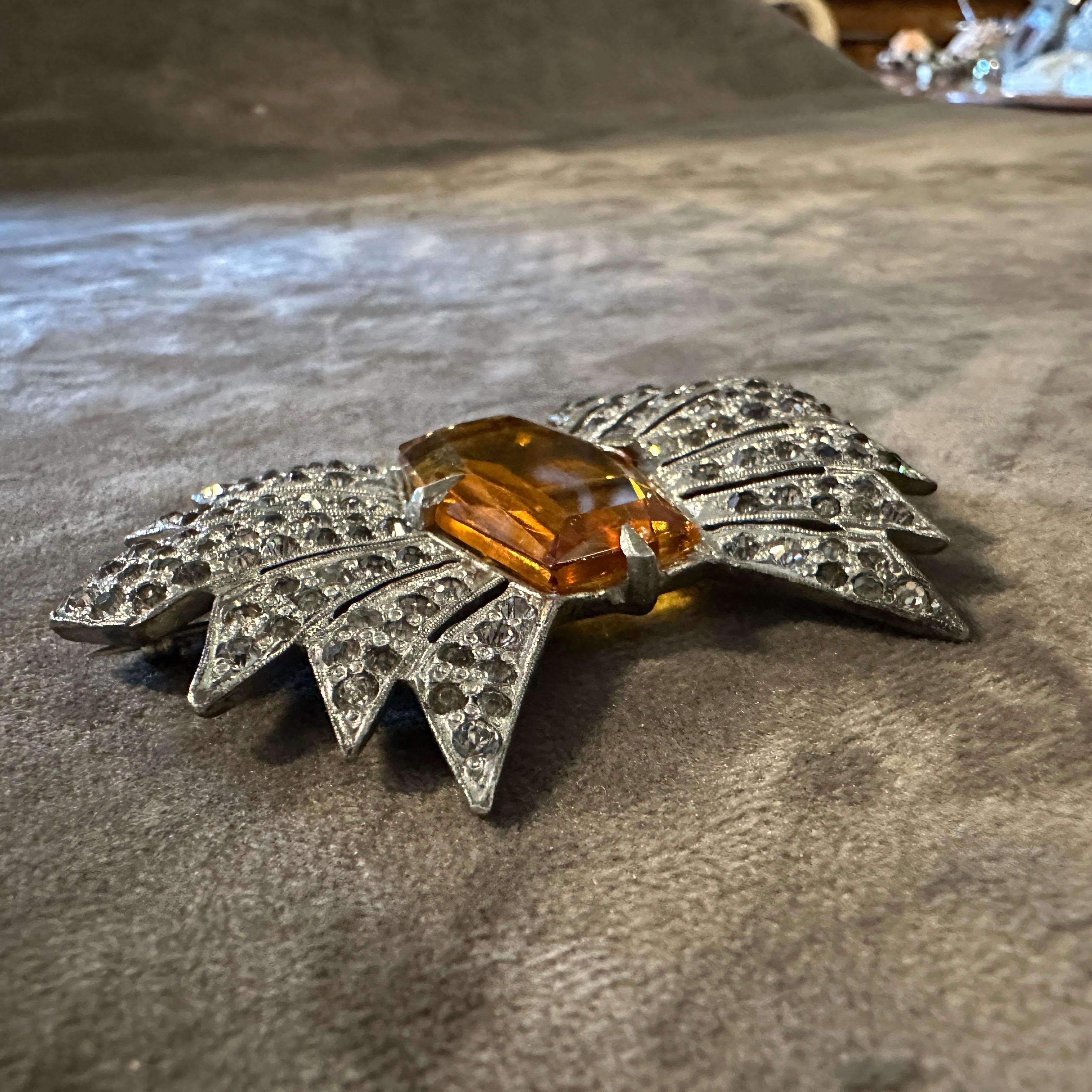 Eine erstaunliche 1930er Art Deco Modeschmuck Brosche Damen im Angebot