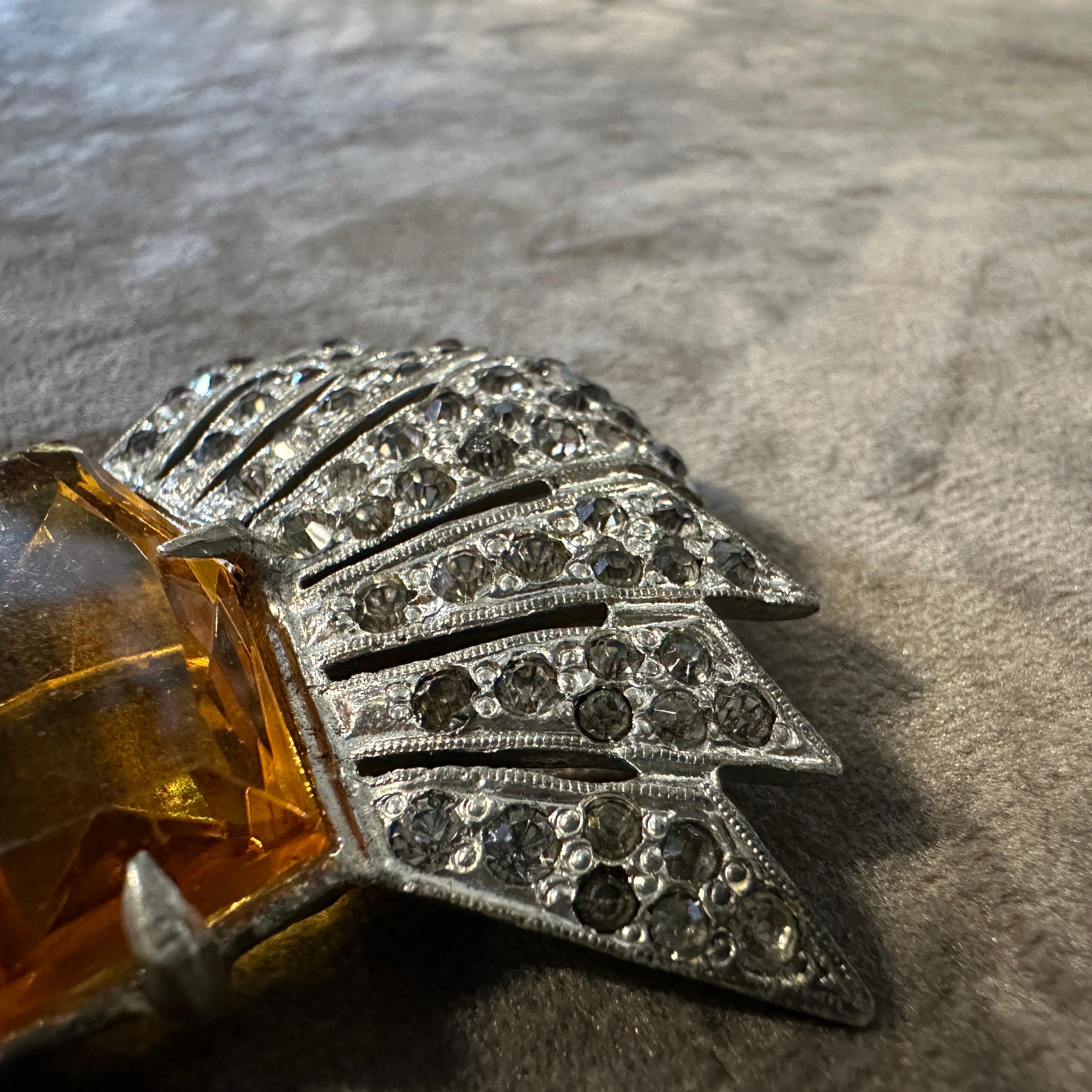 Eine erstaunliche 1930er Art Deco Modeschmuck Brosche im Angebot 1