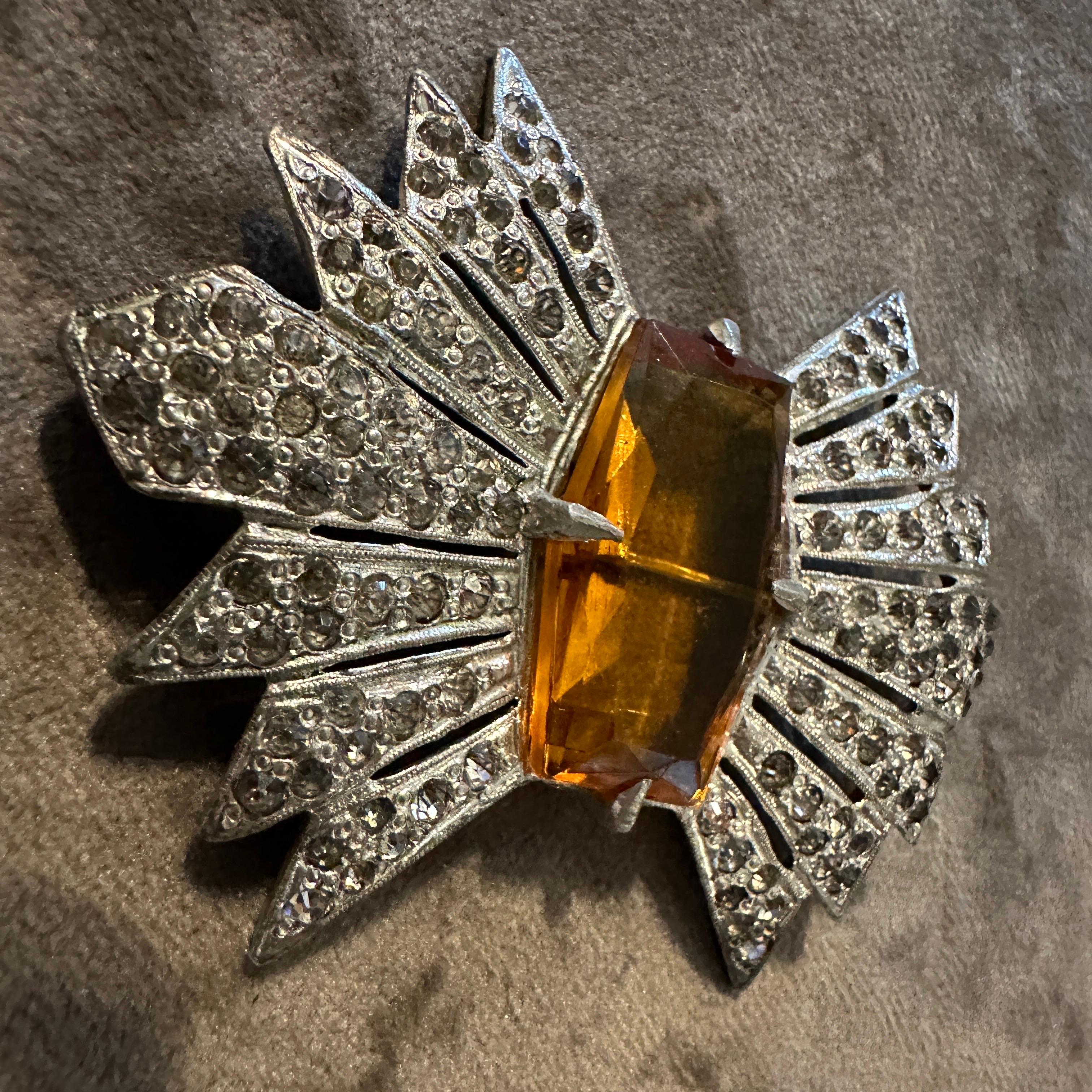 Eine erstaunliche 1930er Art Deco Modeschmuck Brosche im Angebot 2