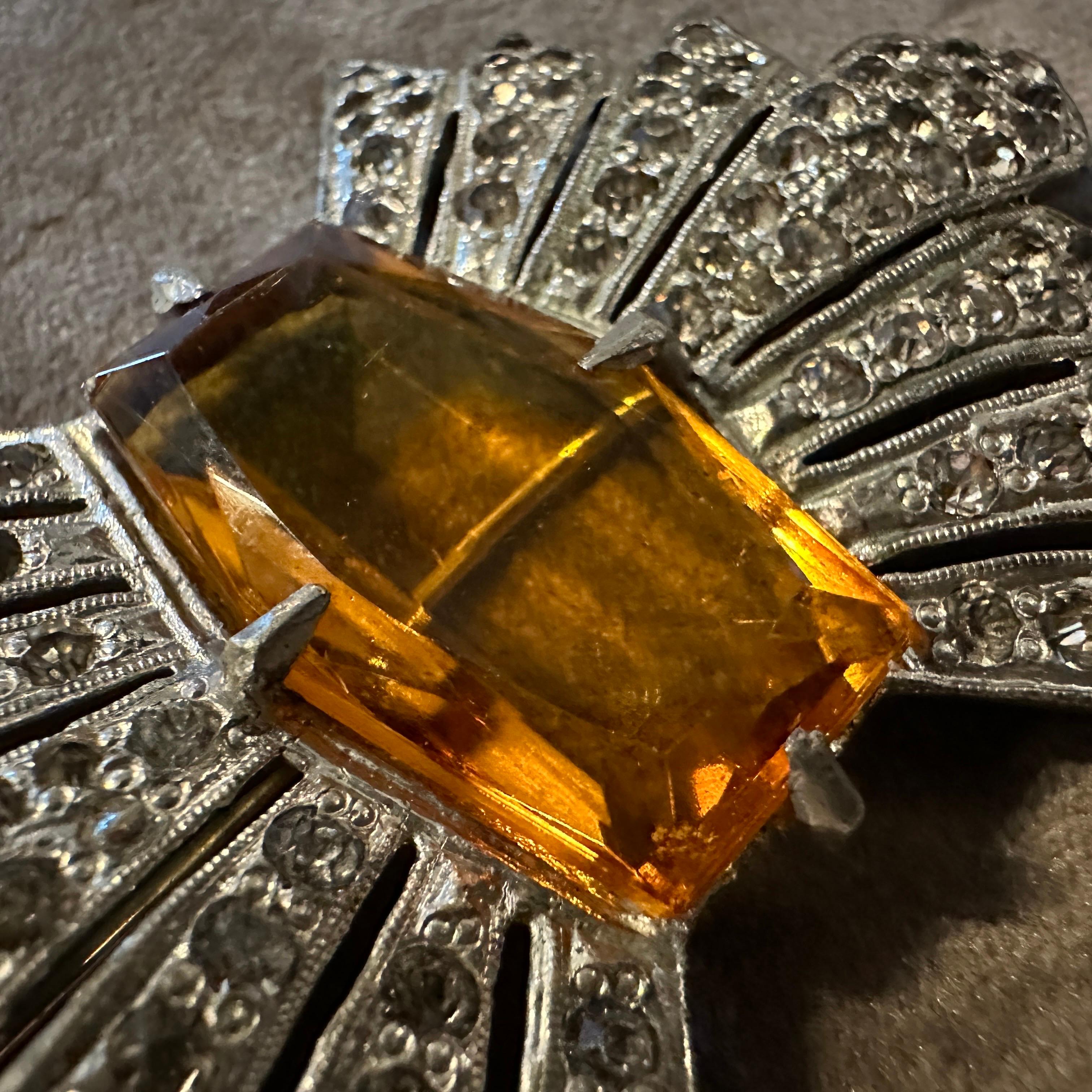 Eine erstaunliche 1930er Art Deco Modeschmuck Brosche im Angebot 3