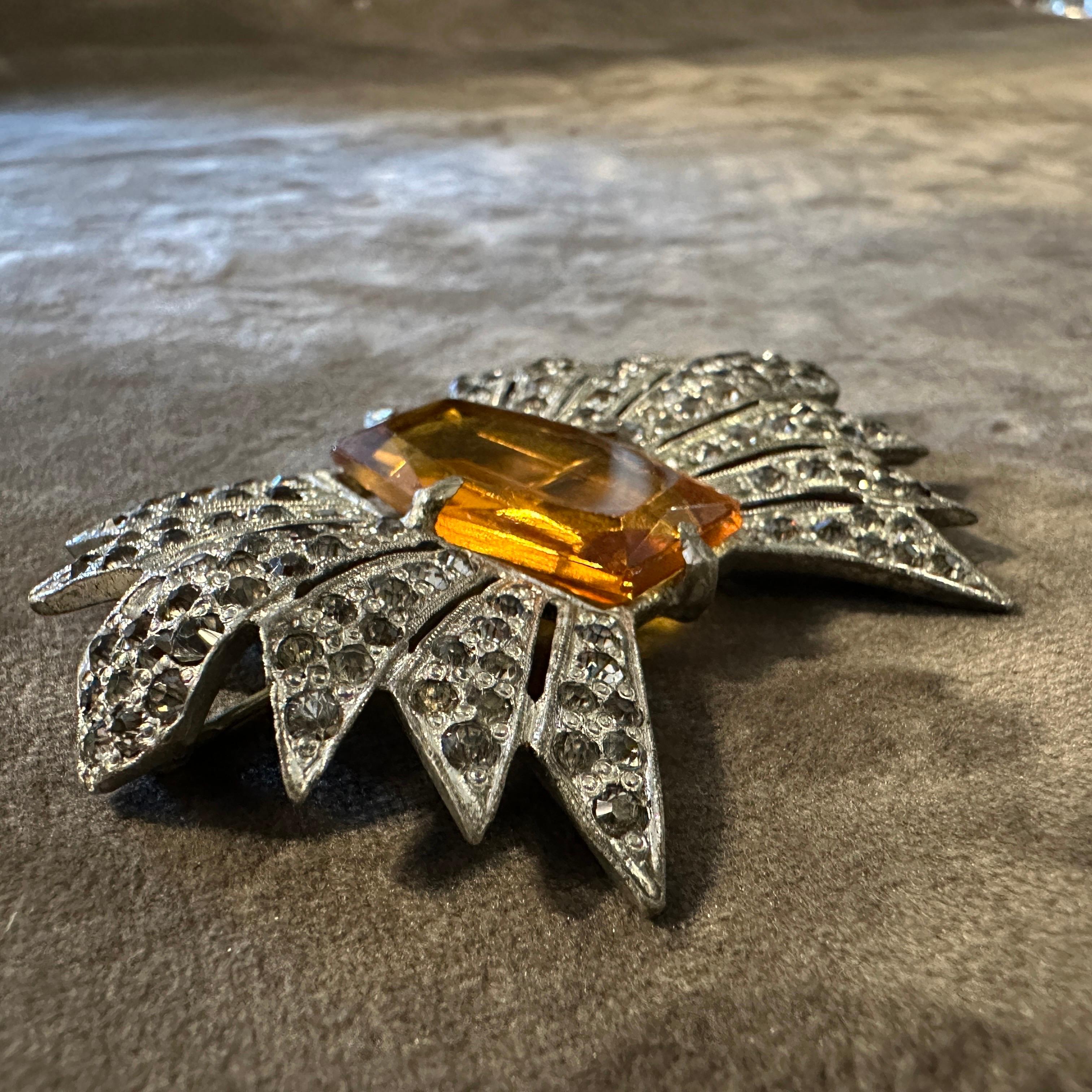 Eine erstaunliche 1930er Art Deco Modeschmuck Brosche im Angebot 4