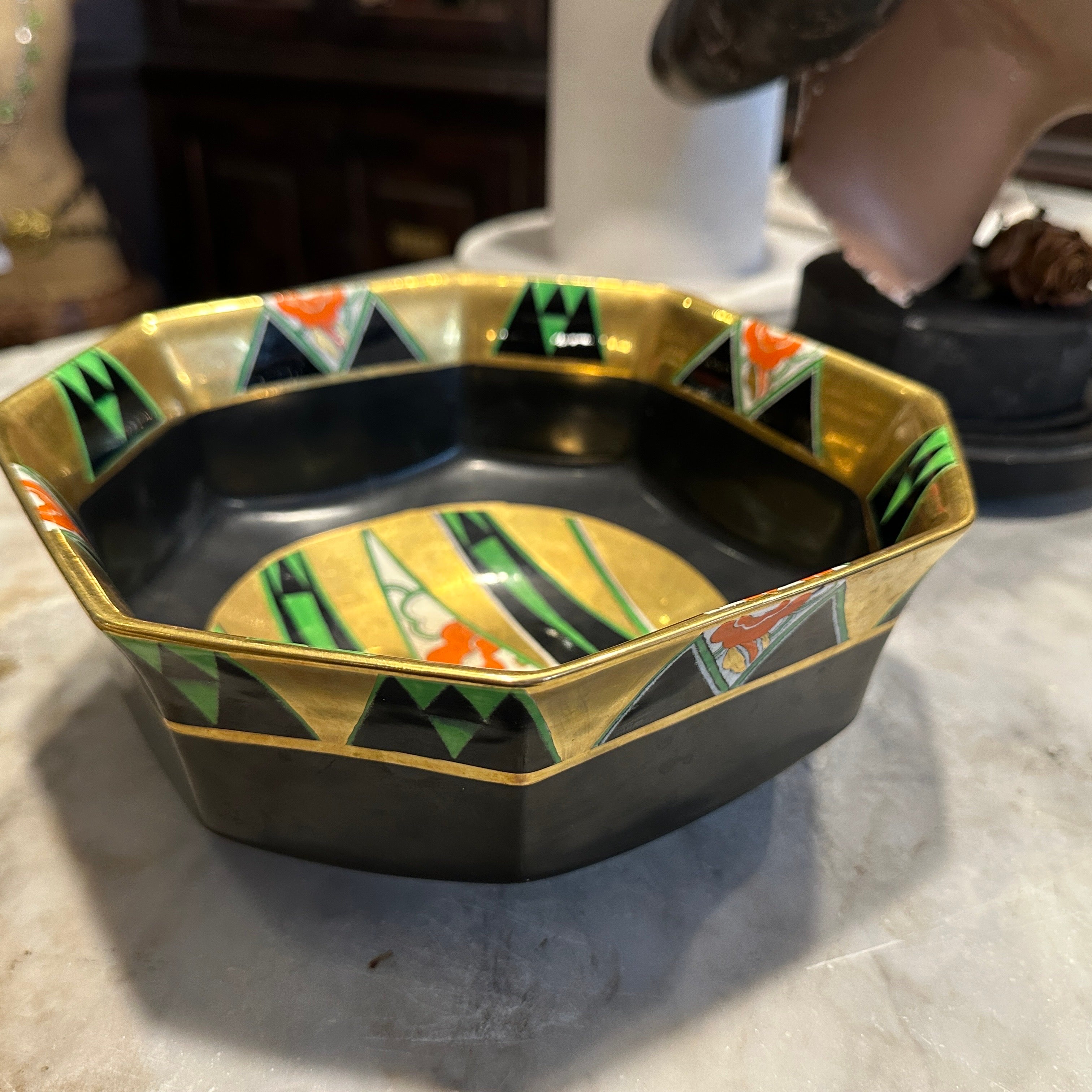 Ajoutez une touche d'audace à votre Collectional avec cet exquis et rare bol Art Deco Crown Devon, présentant le saisissant motif 