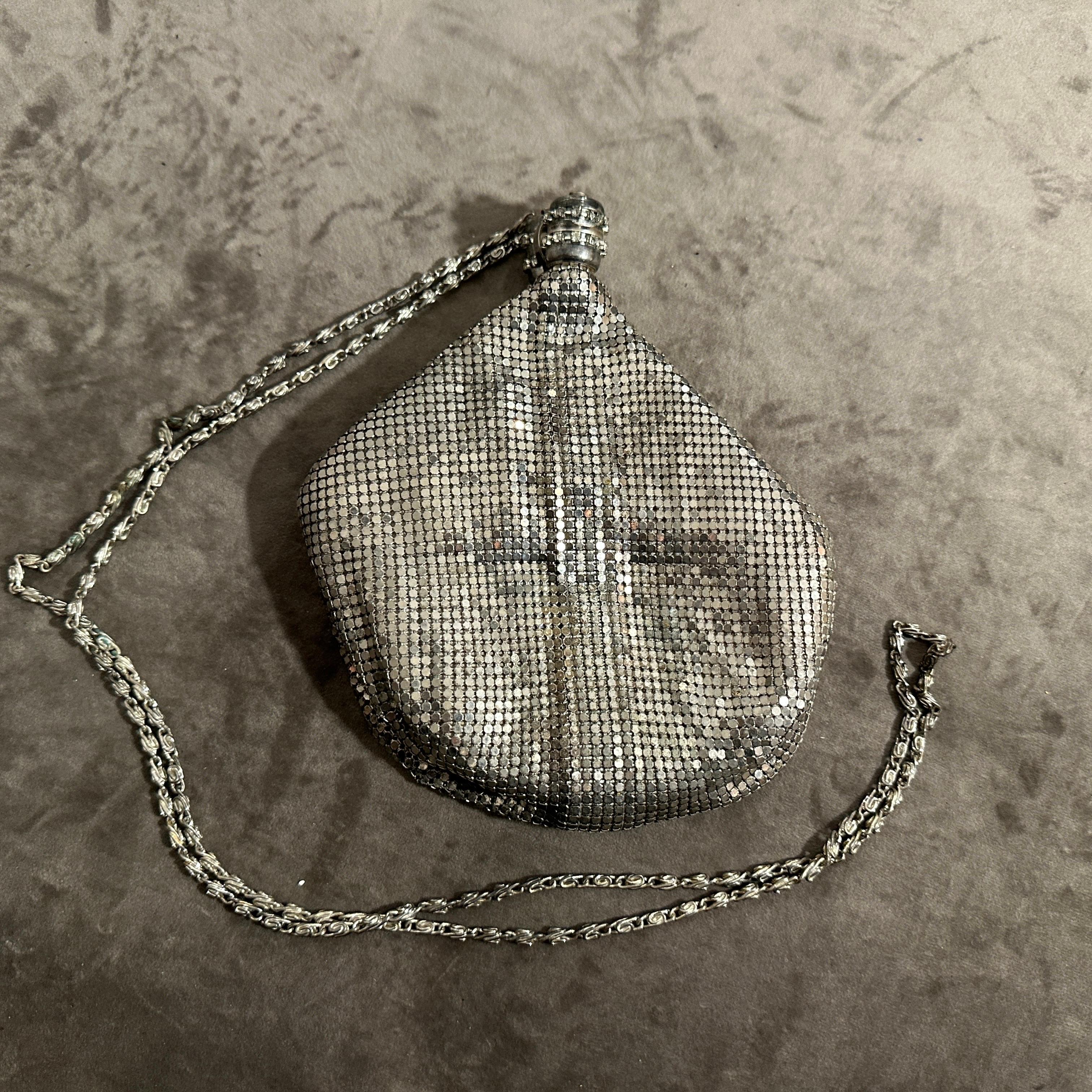 Cet exquis sac du soir en métal argenté des années 1950, signé Carla Carini, reflète le glamour et la sophistication intemporels du design italien du milieu du siècle dernier. Son extérieur en maille fluide scintille à chaque mouvement, créant un
