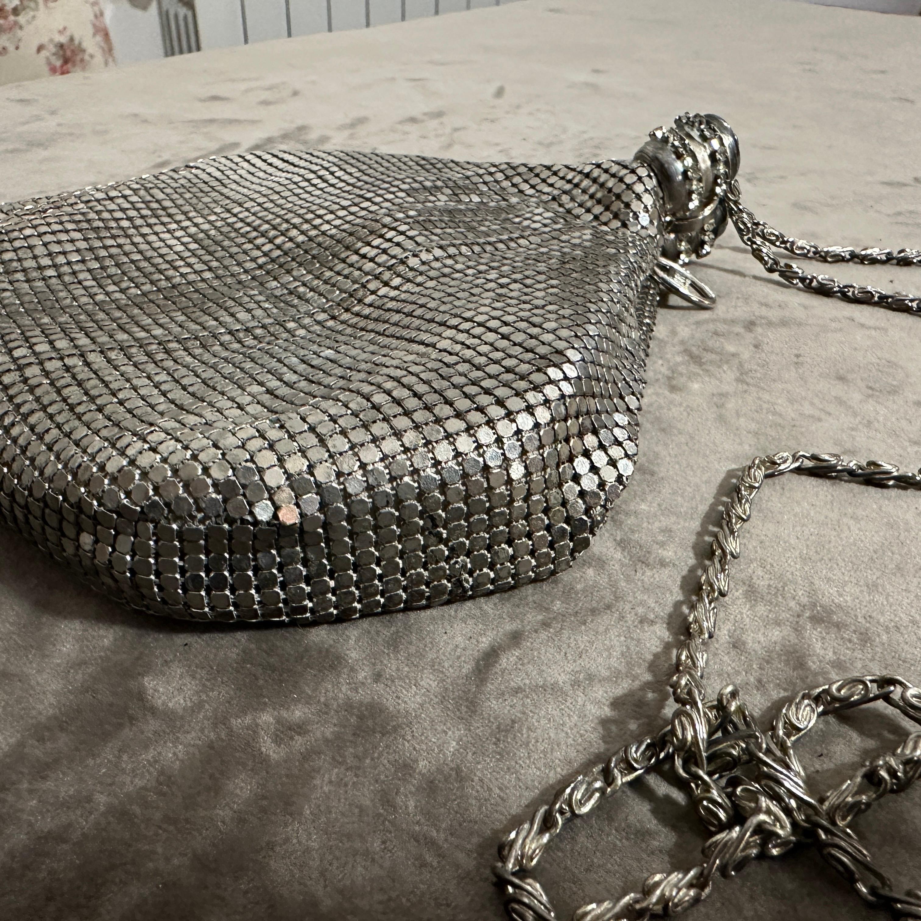 Un étonnant sac de soirée italien en maille métallique Silver des années 1950 par Carla Carini en vente 2