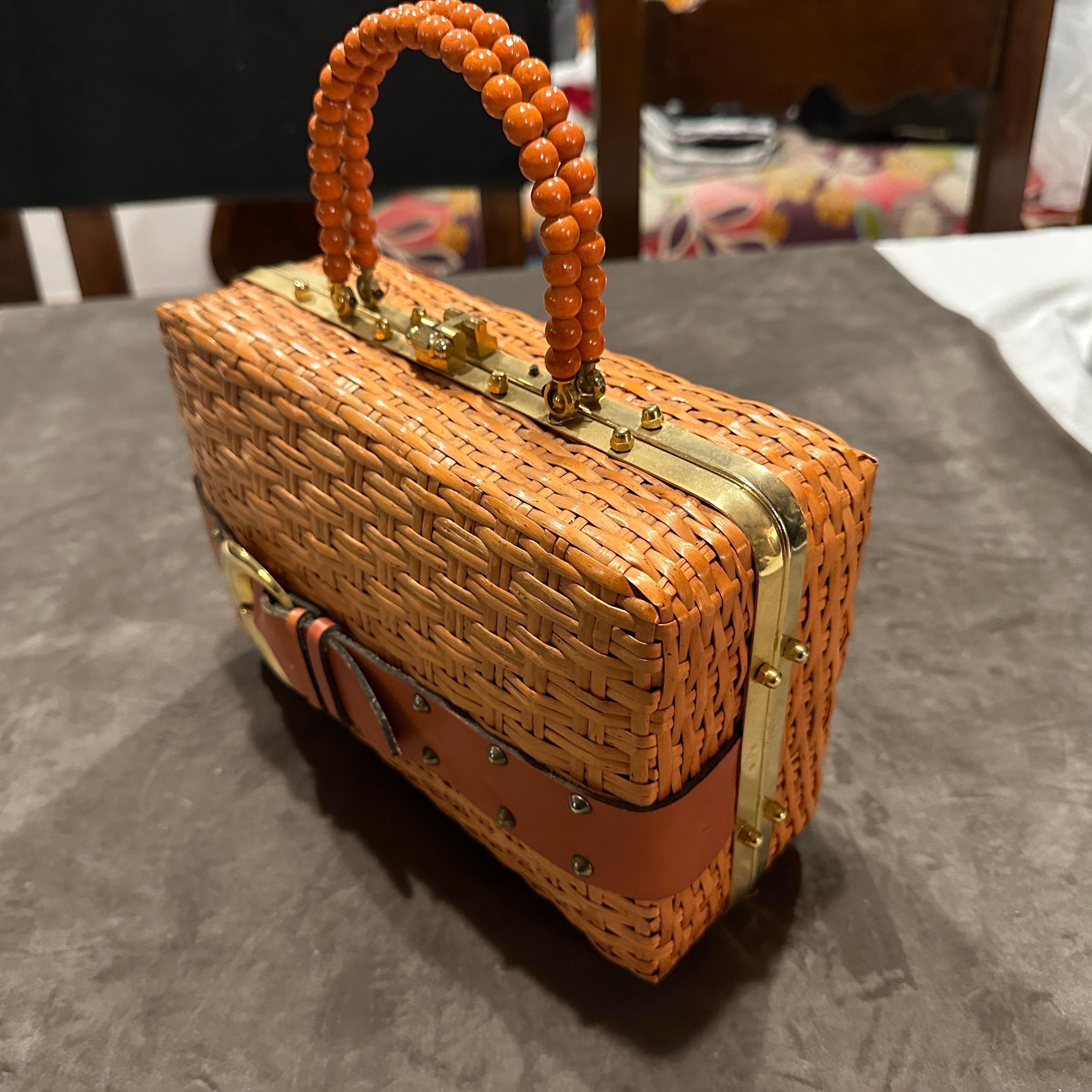 An Amazing 1950s Wicker, Brass and Orange Leather Italian Hand-Bag In Excellent Condition For Sale In Aci Castello, IT