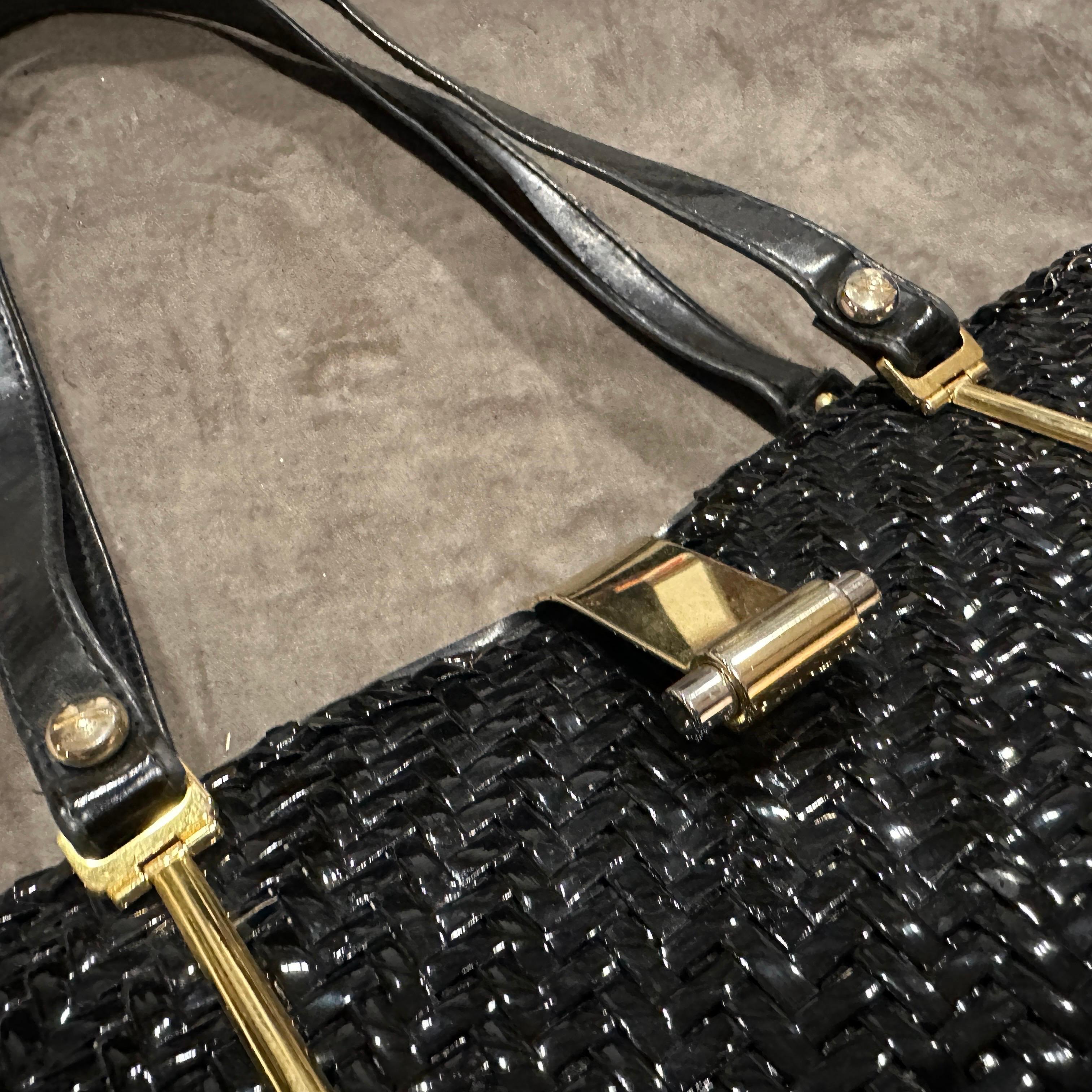 Un'incredibile borsa a mano italiana del 1960 in vimini nero intrecciato e ottone in vendita 5
