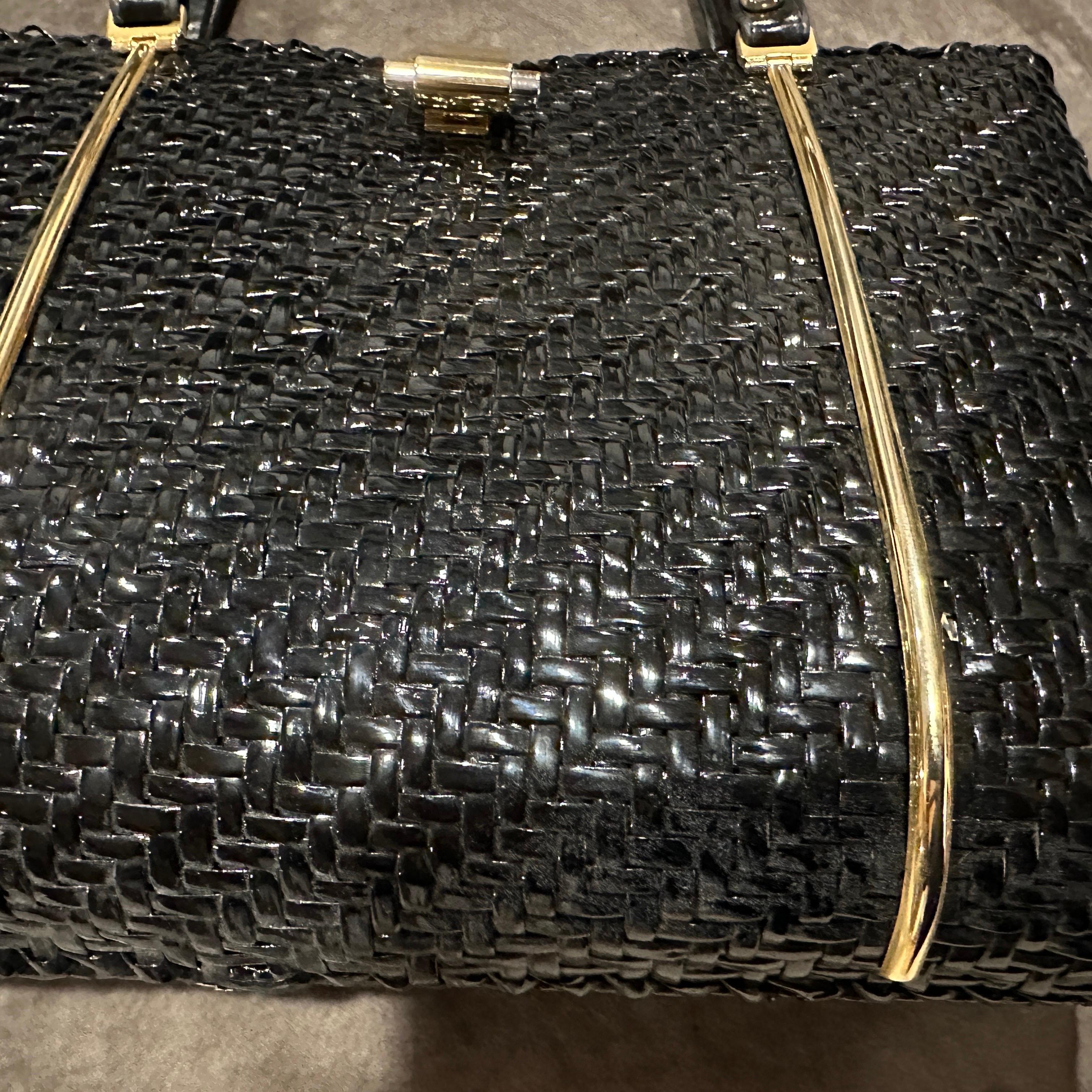 Un'incredibile borsa a mano italiana del 1960 in vimini nero intrecciato e ottone in vendita 11