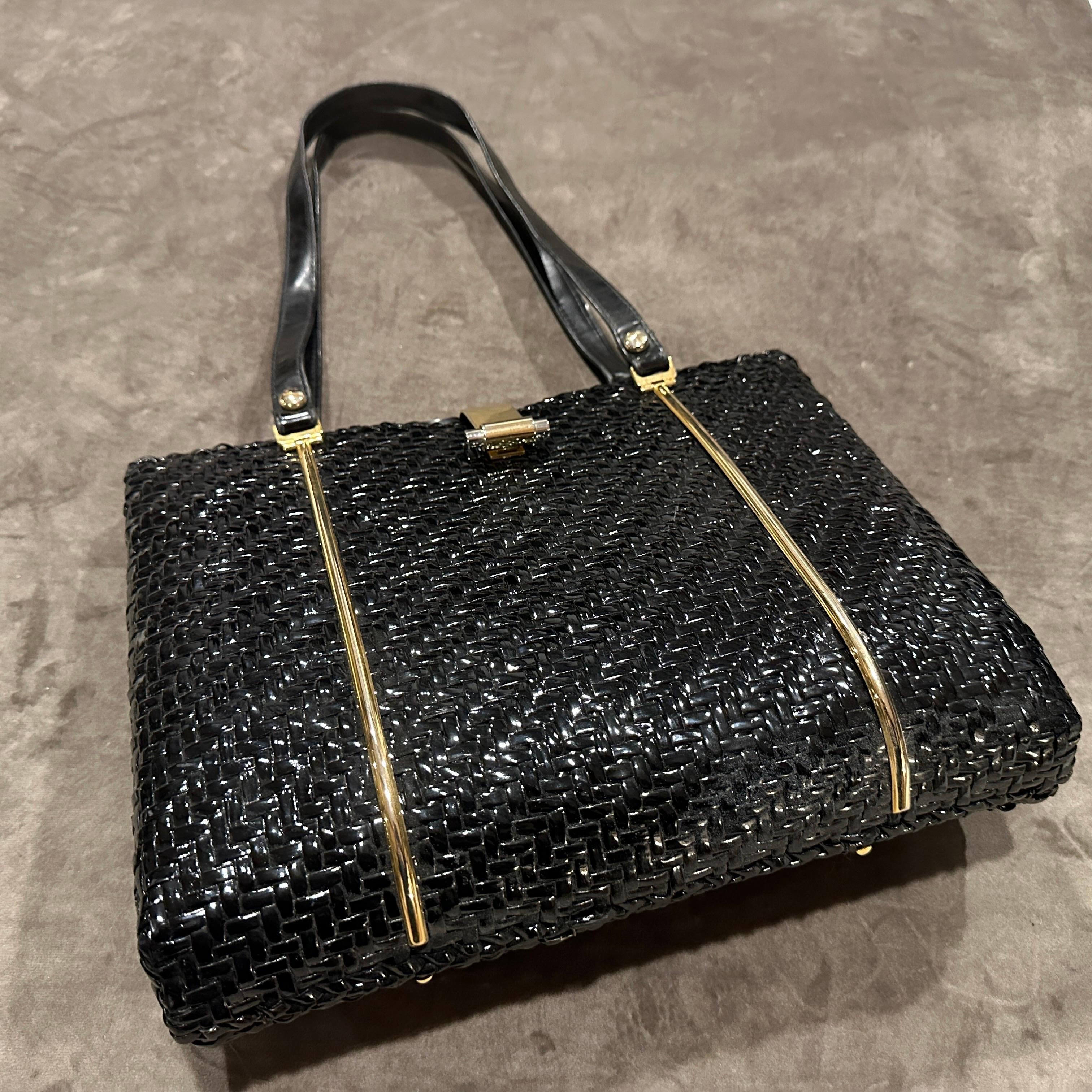 Ecco la descrizione dell'inserzione di mercato della borsa a mano italiana in vimini nero e ottone del 1960:

Borsetta Chic 1960 Vintage in vimini nero intrecciato e ottone italiano

Entra in uno stile senza tempo con questa elegante borsa vintage