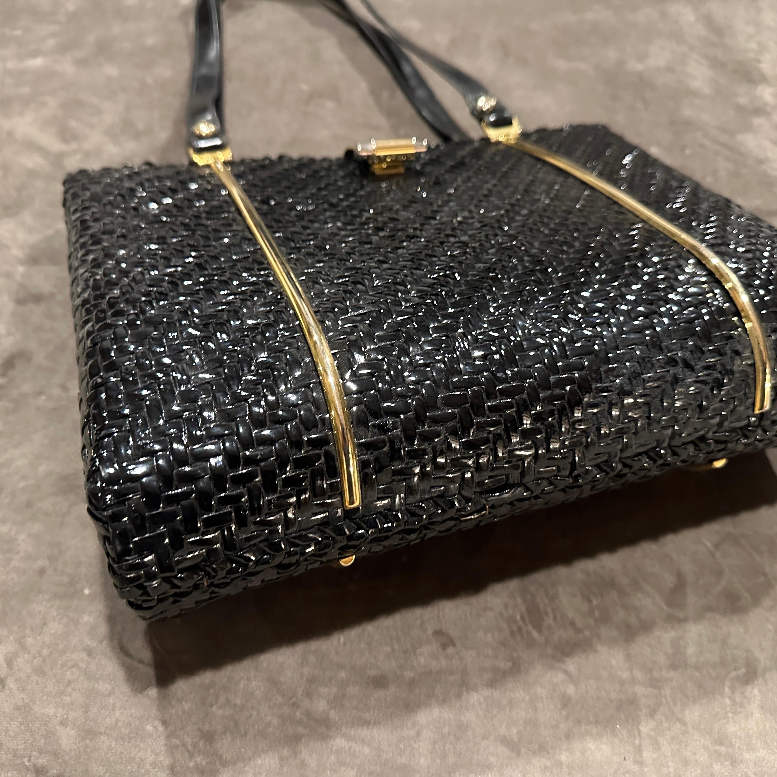 Nero Un'incredibile borsa a mano italiana del 1960 in vimini nero intrecciato e ottone in vendita