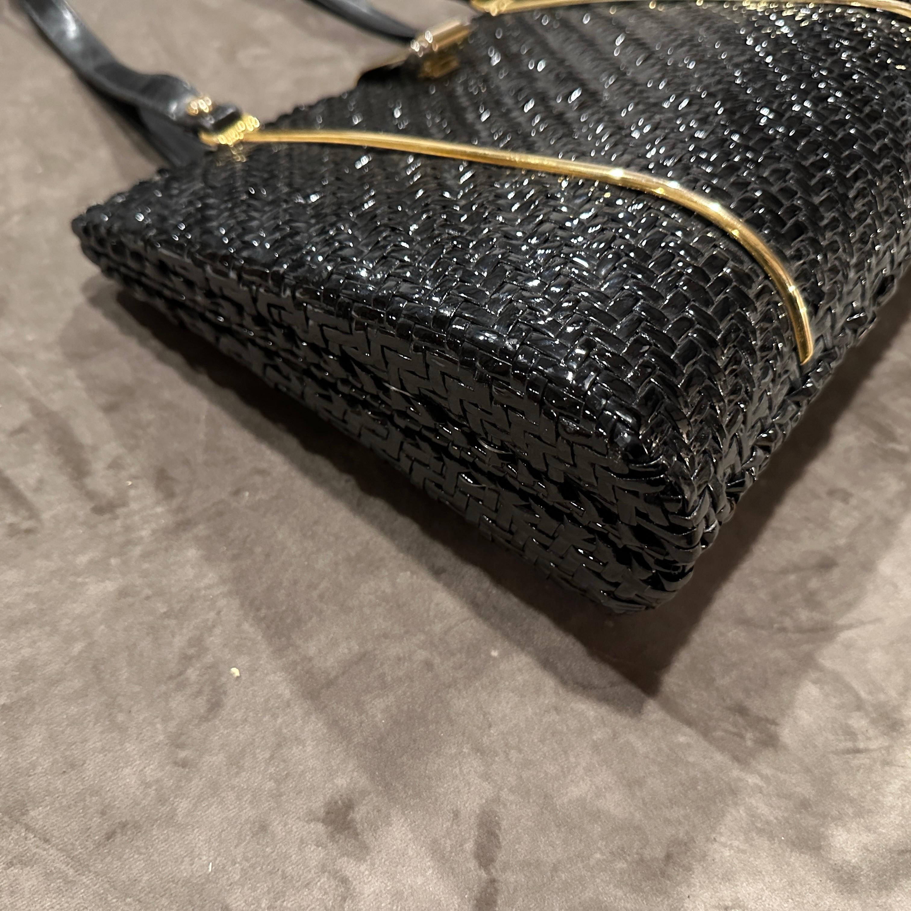 Un'incredibile borsa a mano italiana del 1960 in vimini nero intrecciato e ottone In condizioni ottime in vendita a Aci Castello, IT