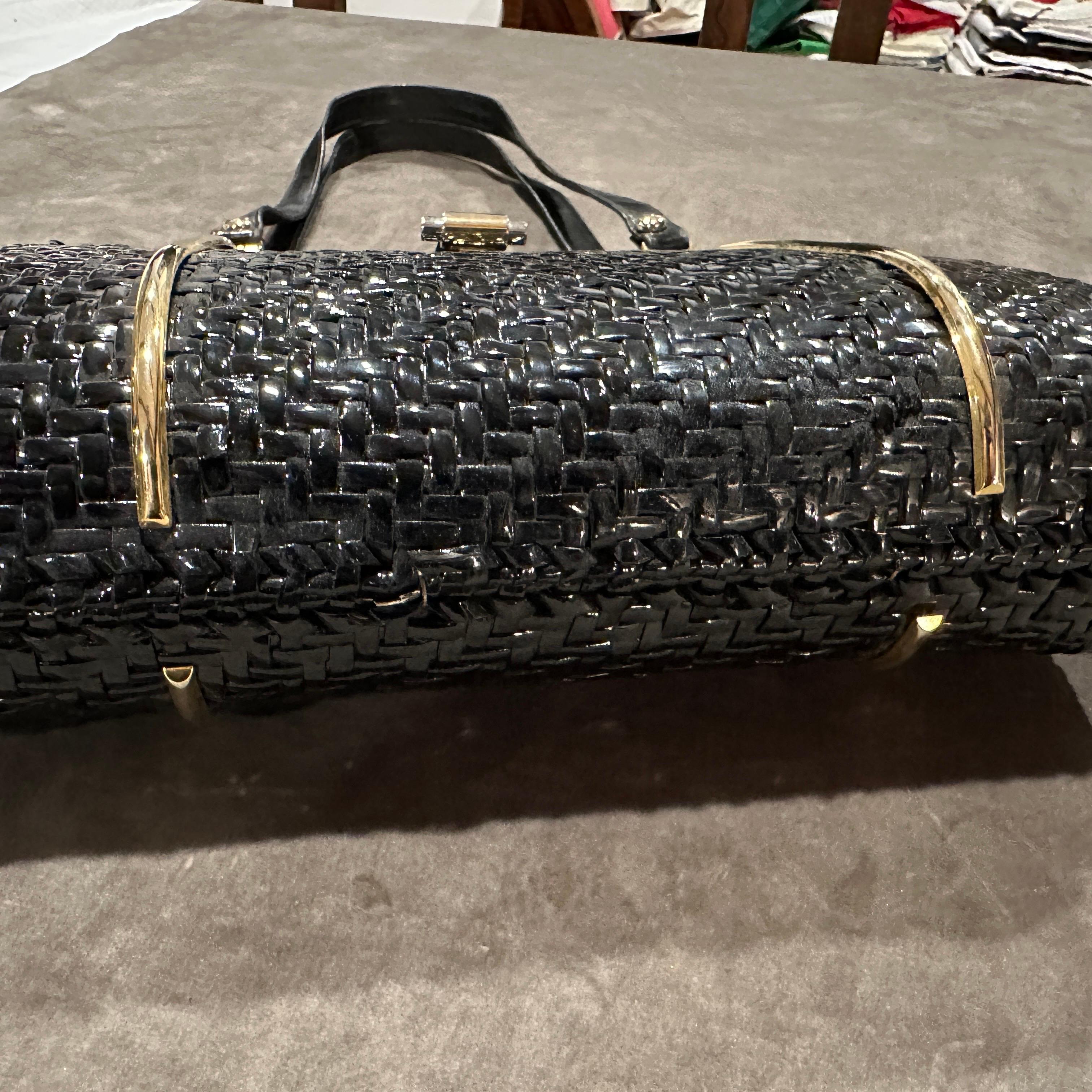 Donna Un'incredibile borsa a mano italiana del 1960 in vimini nero intrecciato e ottone in vendita