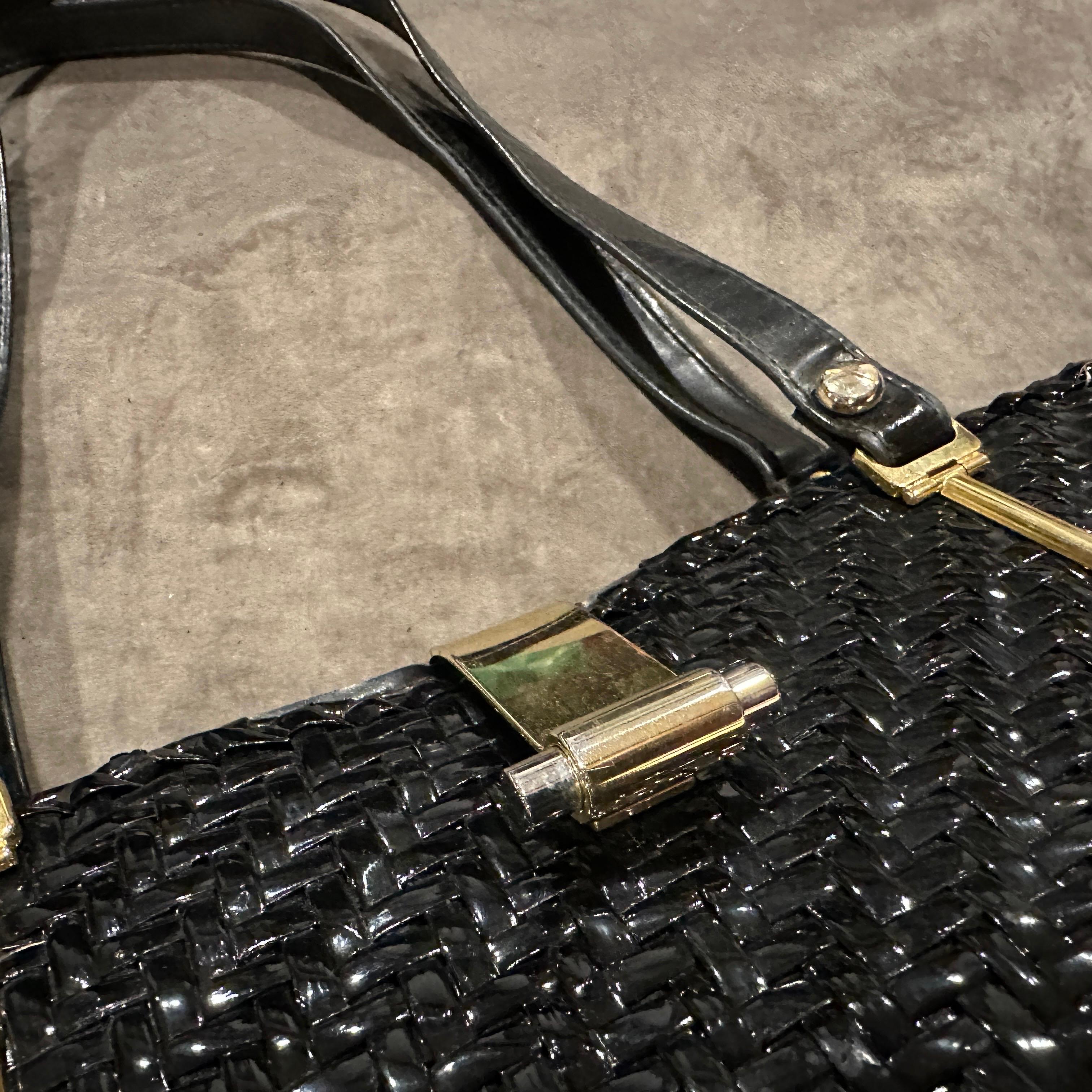 Un'incredibile borsa a mano italiana del 1960 in vimini nero intrecciato e ottone in vendita 1