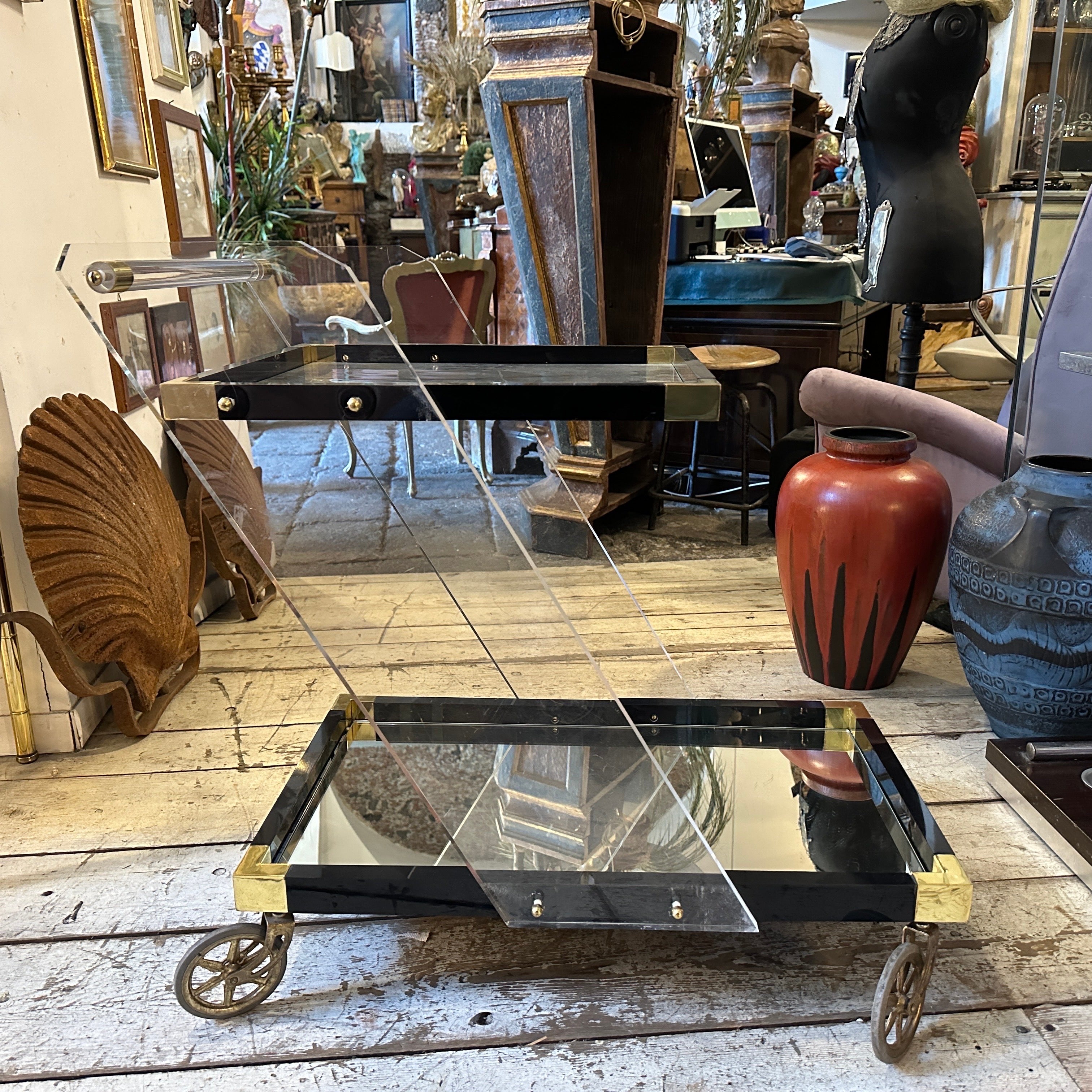 Mid-Century moderno Un sorprendente carrello da bar italiano in lucite e ottone della metà del secolo scorso in vendita
