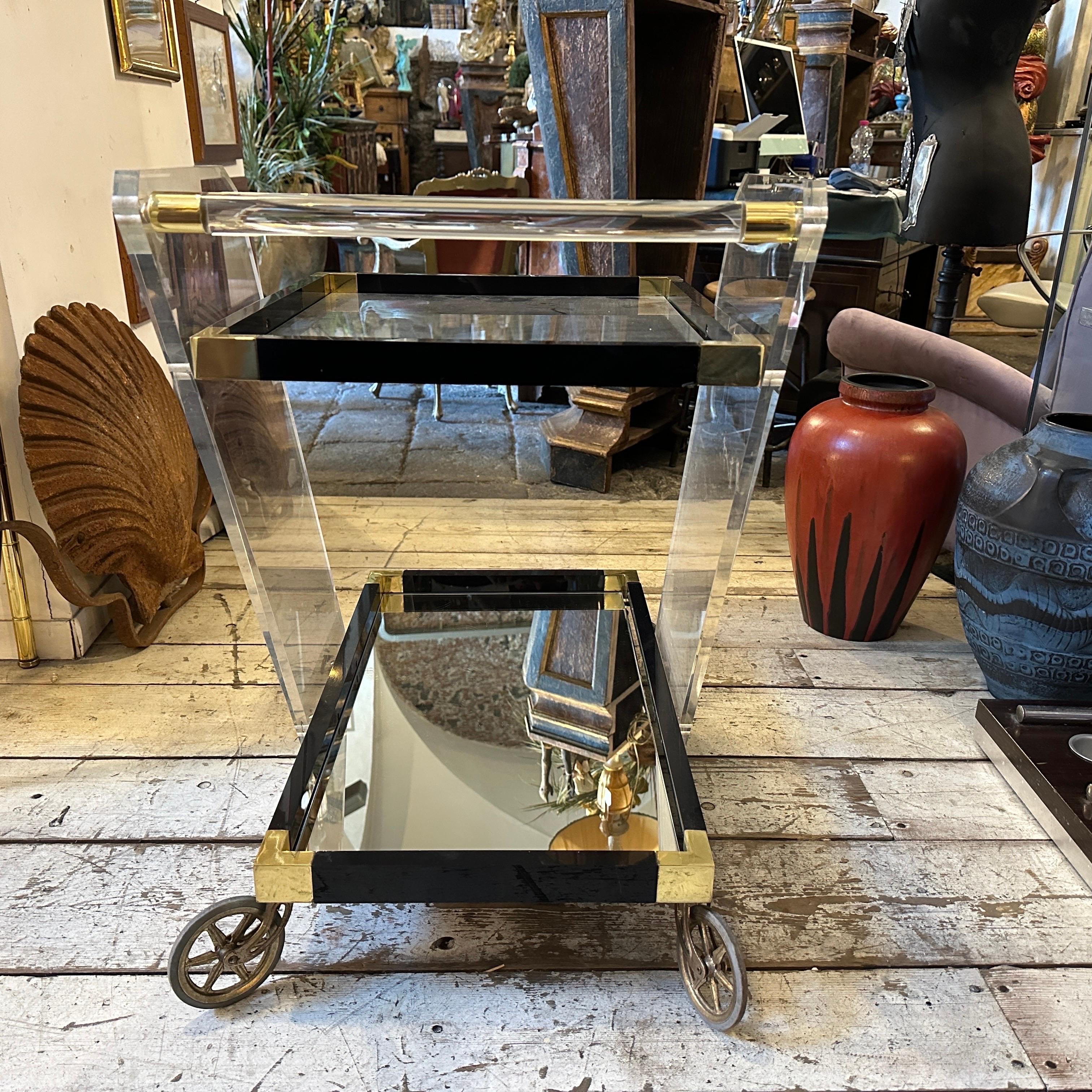 An Amazing 1960s Mid-Century Modern Lucite and Brass Italian Bar Cart For Sale 5