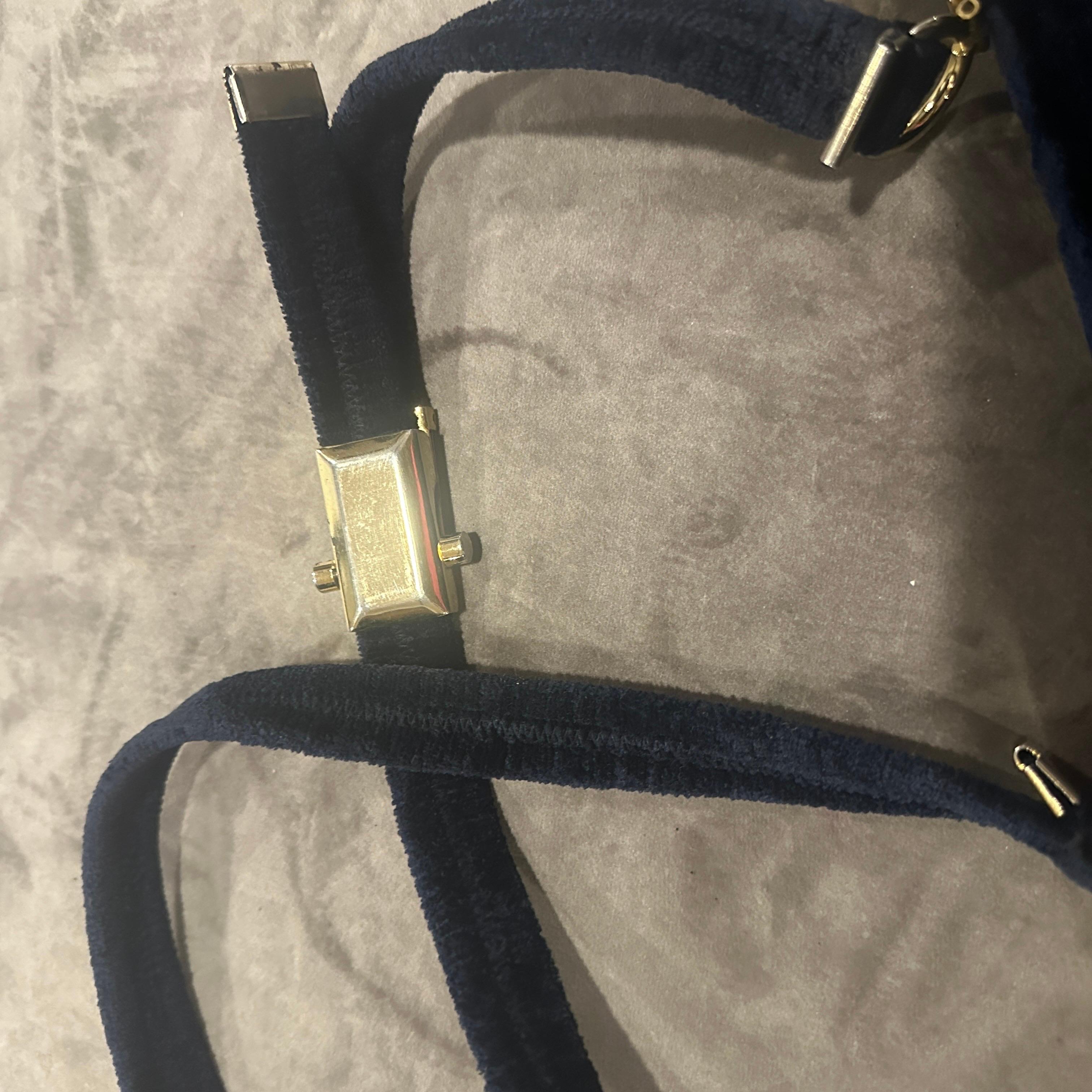 Un'incredibile borsa a tracolla italiana degli anni '80 in velluto blu e ottone in vendita 3