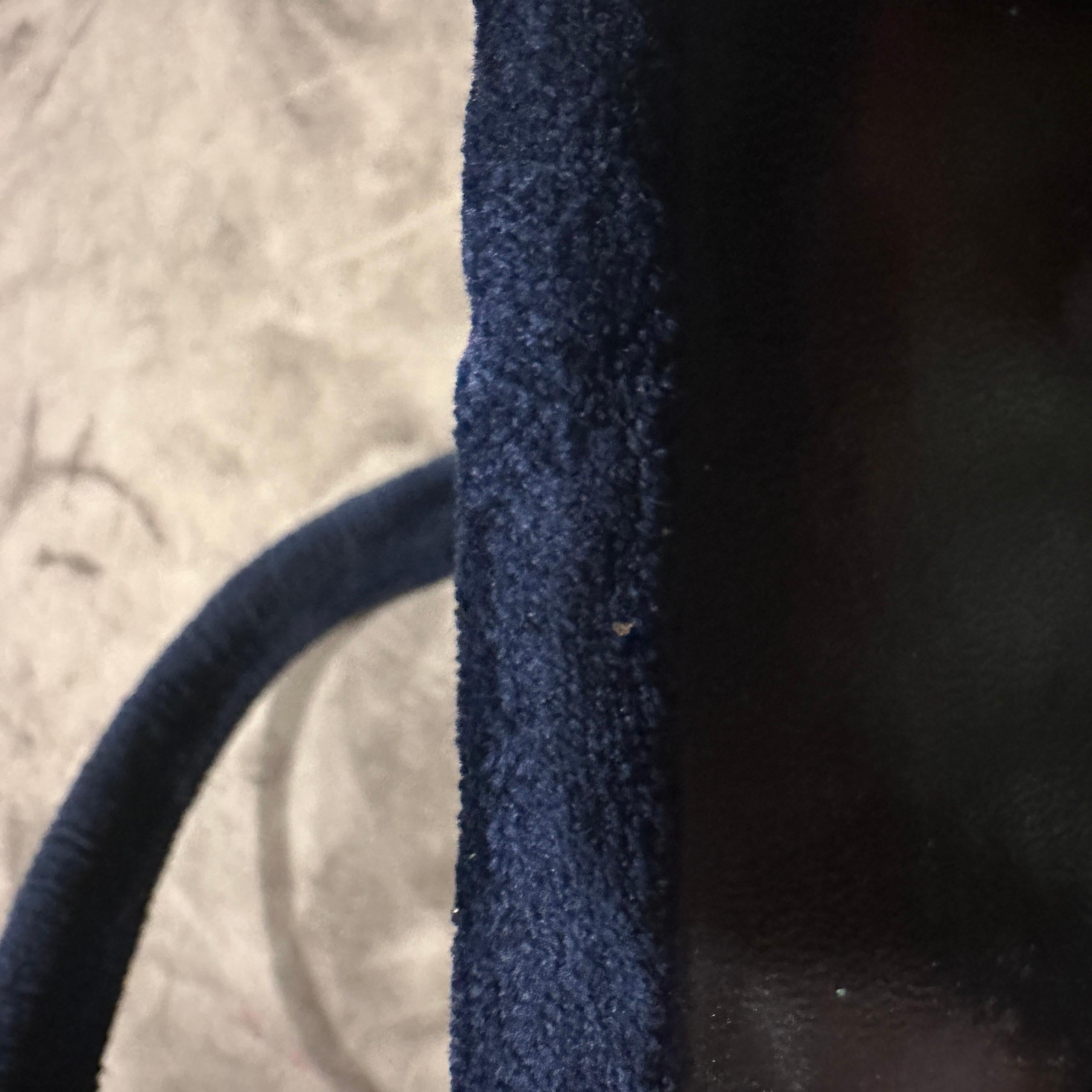 Un'incredibile borsa a tracolla italiana degli anni '80 in velluto blu e ottone in vendita 4