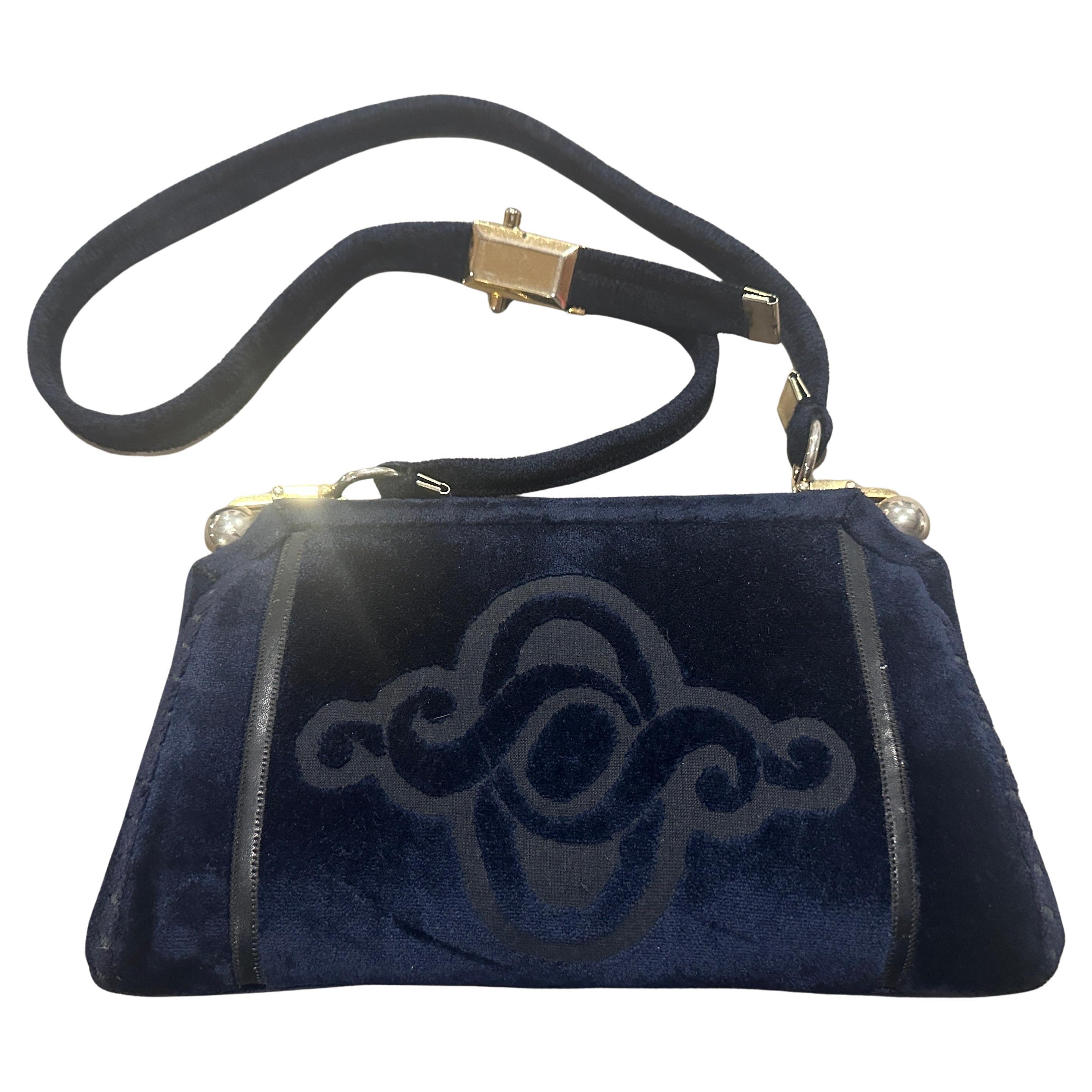 Un
incredibile borsa a tracolla italiana degli anni
80 in velluto blu e ottone