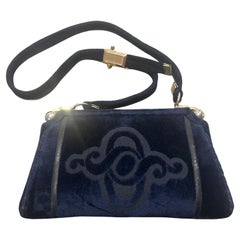 Un
incredibile borsa a tracolla italiana degli anni
80 in velluto blu e ottone