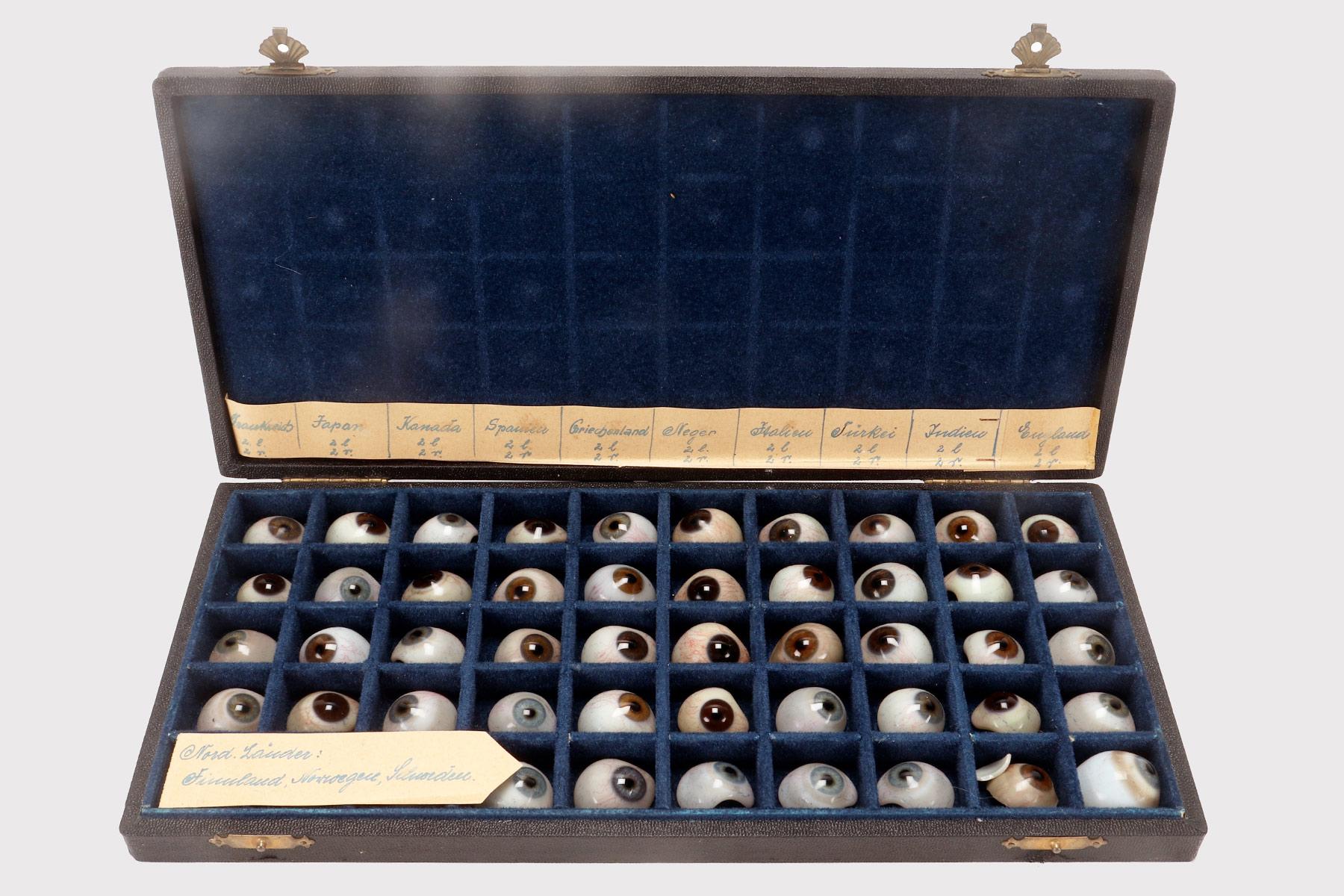 An amazing antique set of 50 glass prosthetic eyes. Maximum quality and refined details with a great variability of models. In their original, wooden case, lined with black grained leather, the additional feature are the paper labels: name of