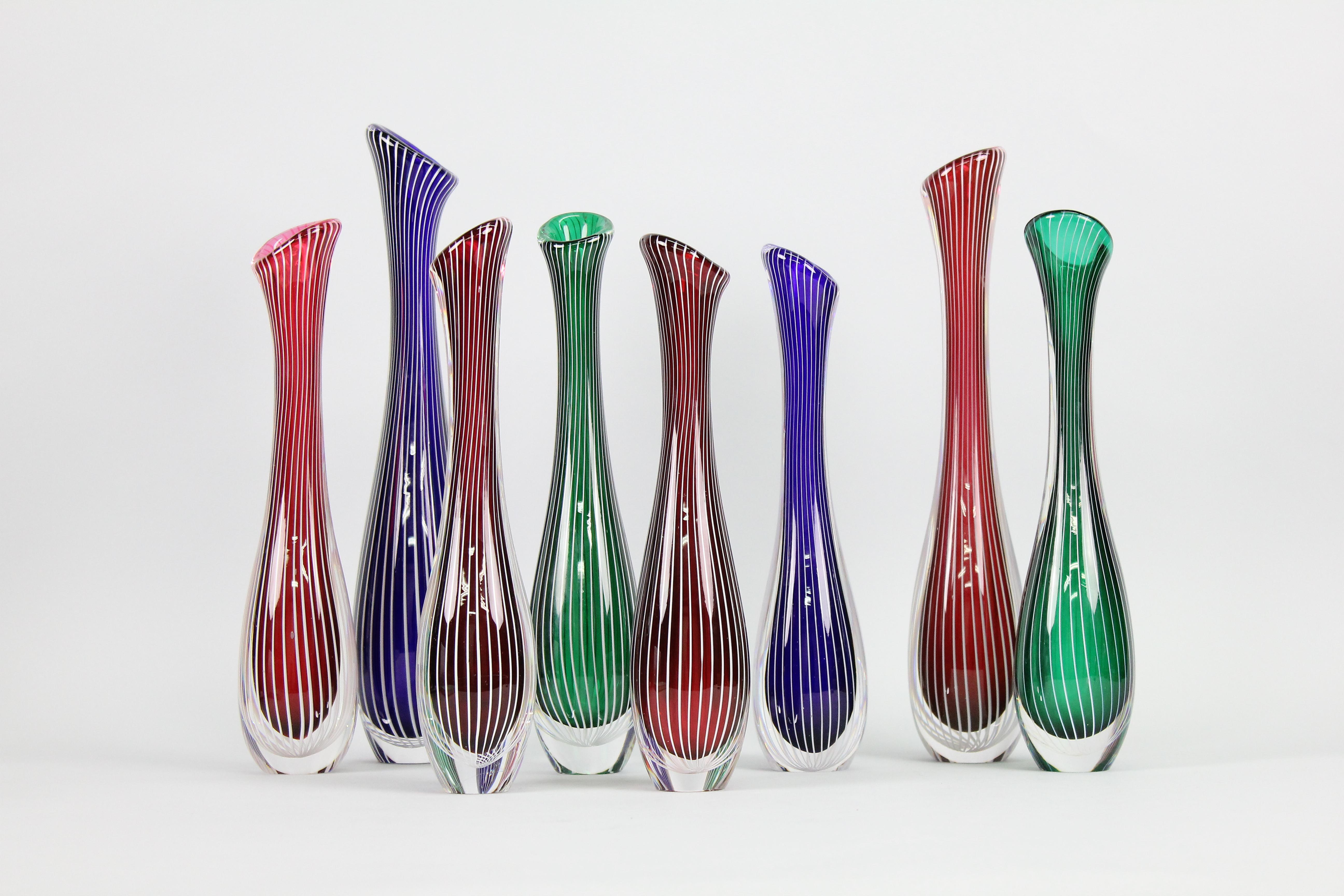 Vintage Zebra Art Glass Vasen von Vicke Lindstrand für Kosta 1950s.

Ein tolles Set von 8 Vasen in vier verschiedenen Farben und in 8 verschiedenen Höhen.
Hergestellt in den Farben Blau, Rot, Grün und Rosa mit klarem Glas und weißen Streifen.
Höhen
