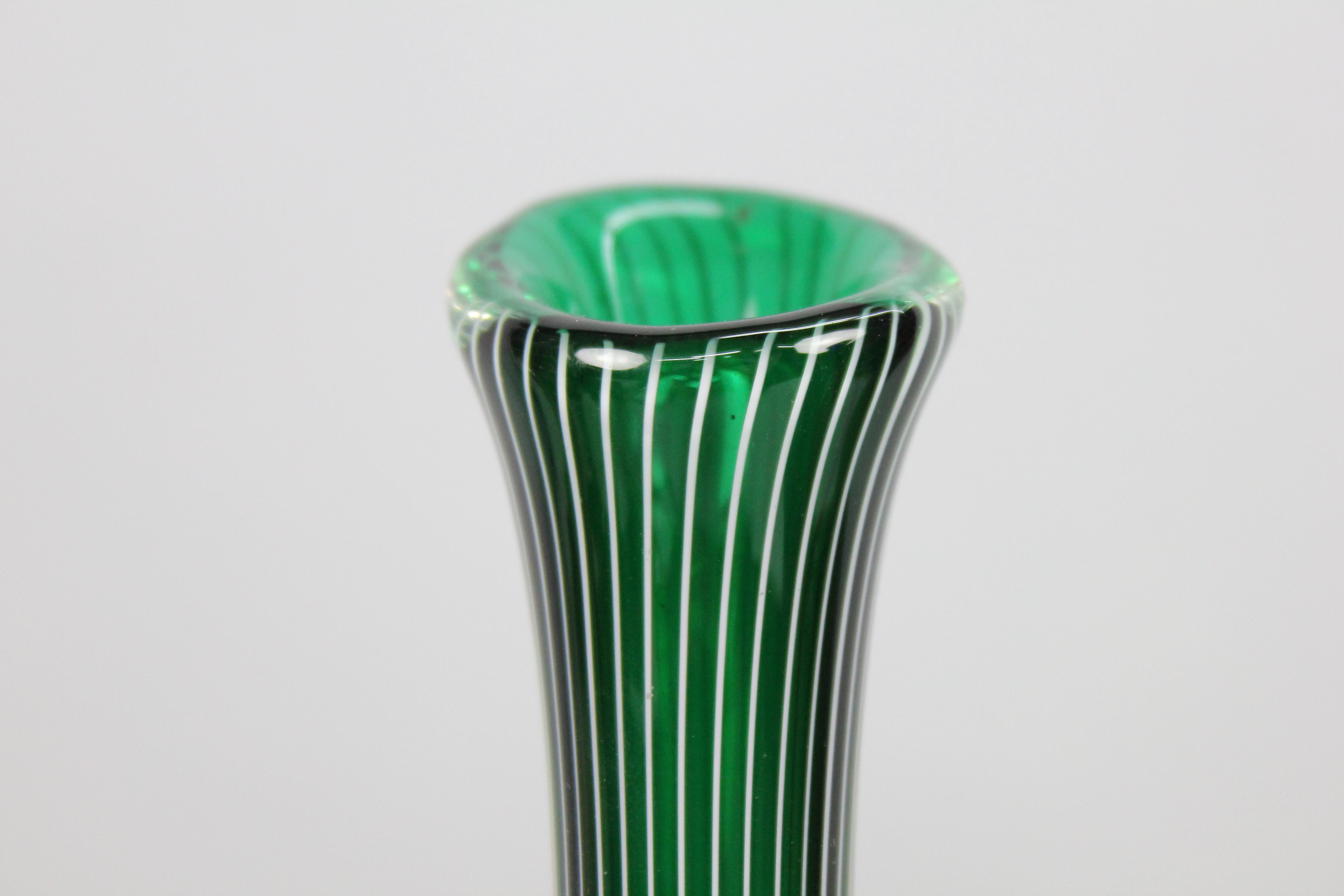Ein erstaunlicher Satz von acht gestreiften Vasen aus den 1950er Jahren von Vicke Lindstrand für Kosta Sweden. (Glaskunst) im Angebot