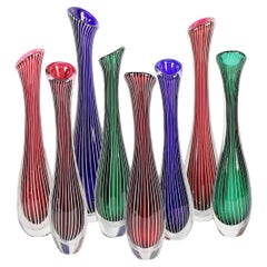 Un étonnant ensemble de huit vases à rayures des années 1950 par Vicke Lindstrand pour Kosta Sweden.