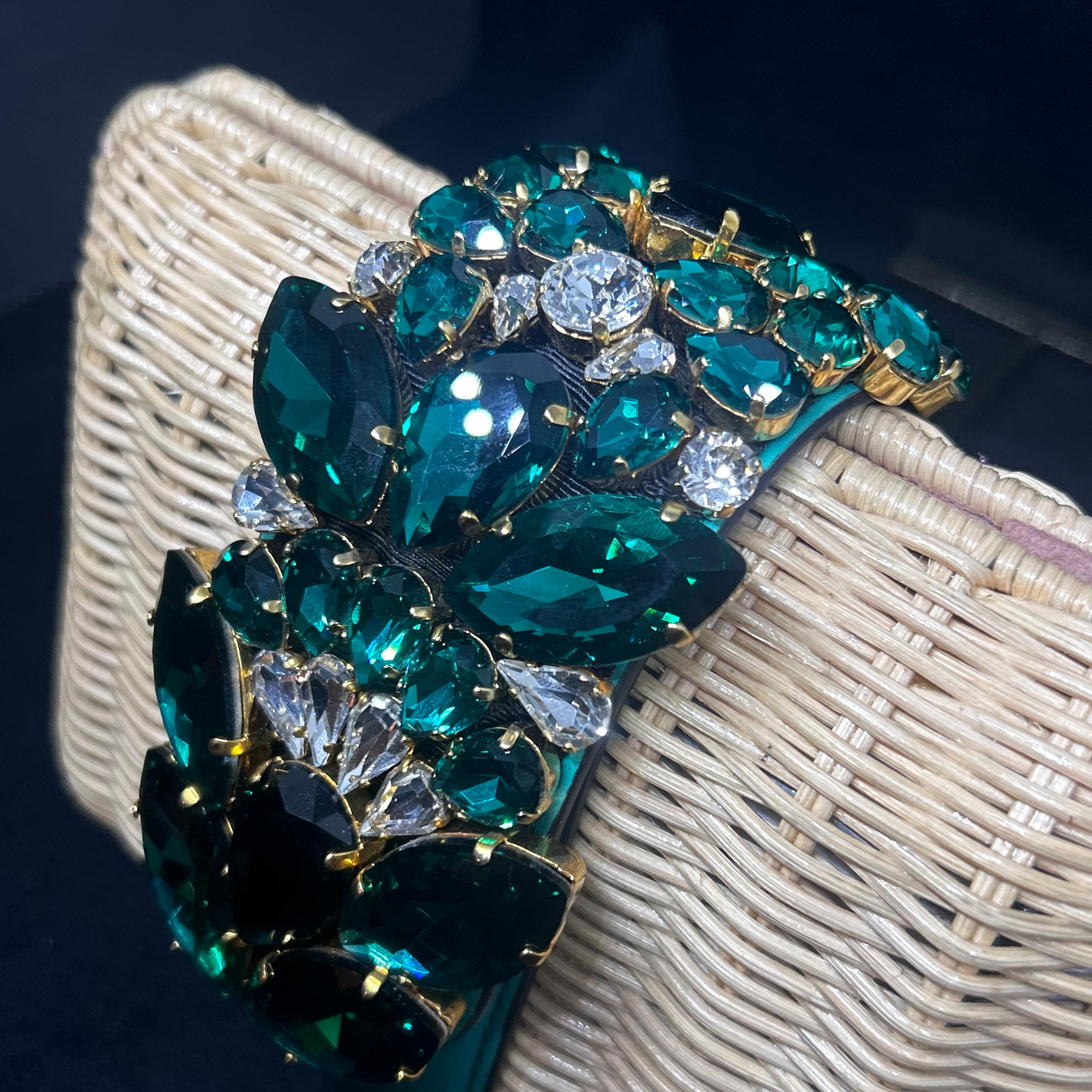 A Amazing High QualityWoven Rattan Clutch Bag with Green Crystal Made by Gedebe In New Condition For Sale In Aci Castello, IT