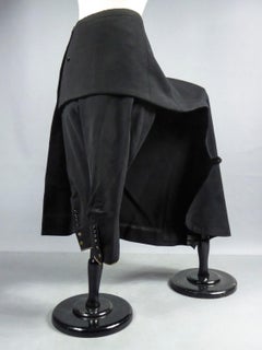 Un mono de Amazone con pantalones cortos y falda para mujer — Inglaterra, hacia 1930