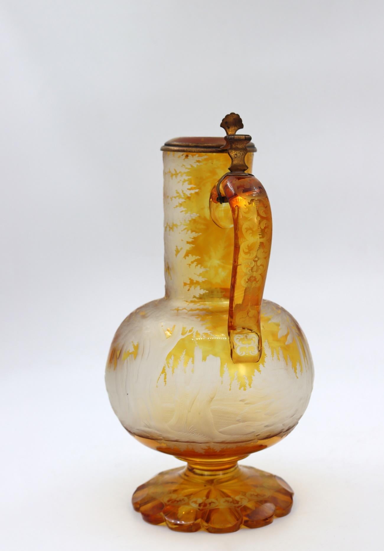 An amber coloured Bohemian crystal ewer, 19th century, Napoleon III period.
Measures: H: 31 cm, D: 18 cm.