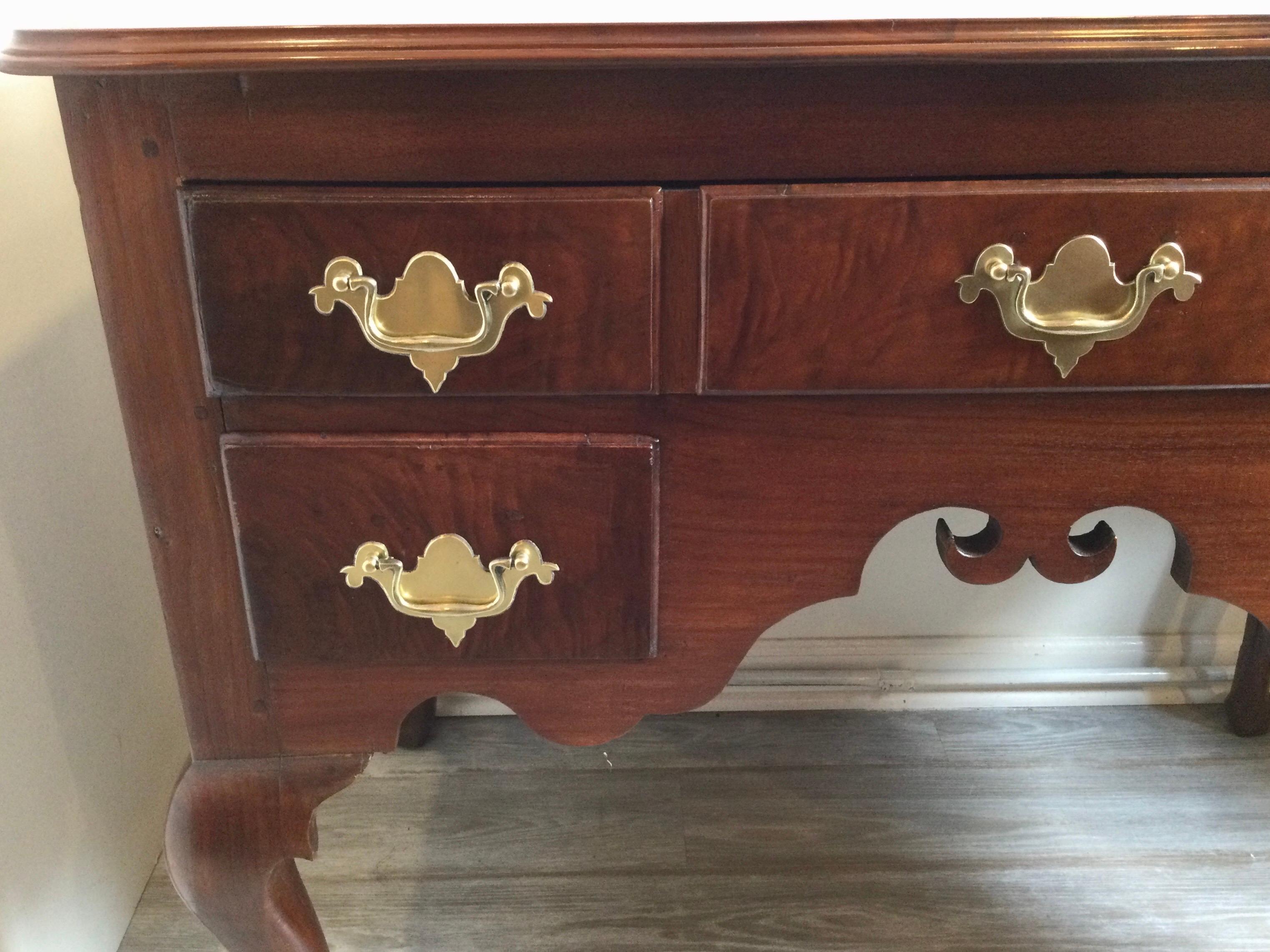 American 18th Century Walnut Lowboy, circa 1780 In Excellent Condition For Sale In Lambertville, NJ