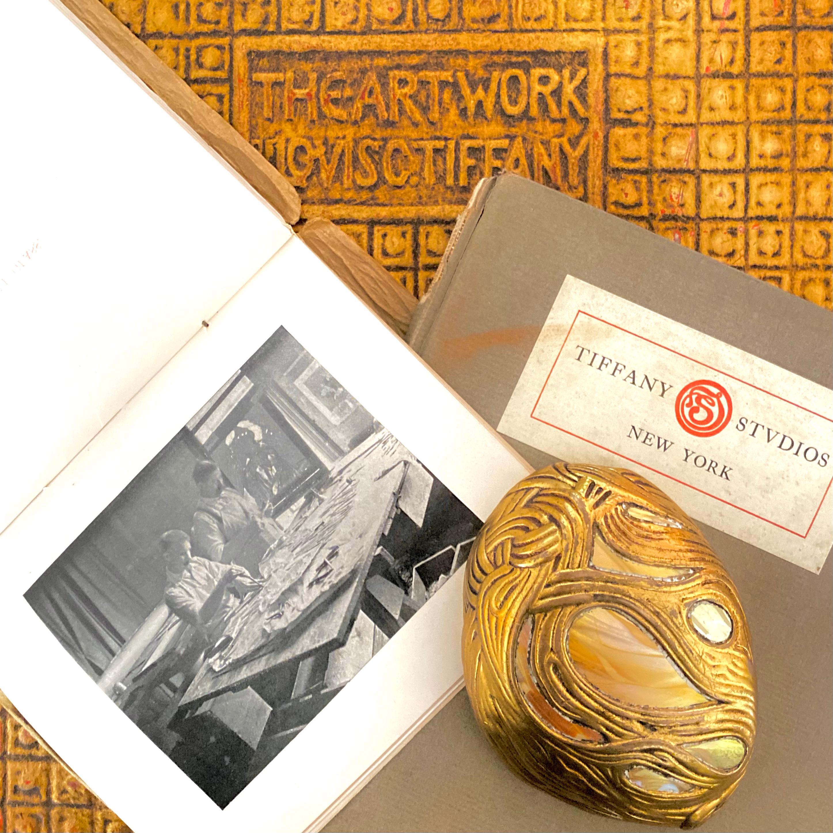 Presse-papiers américain Art Nouveau en bronze doré et mosaïque incrustée de Tiffany Favrile 