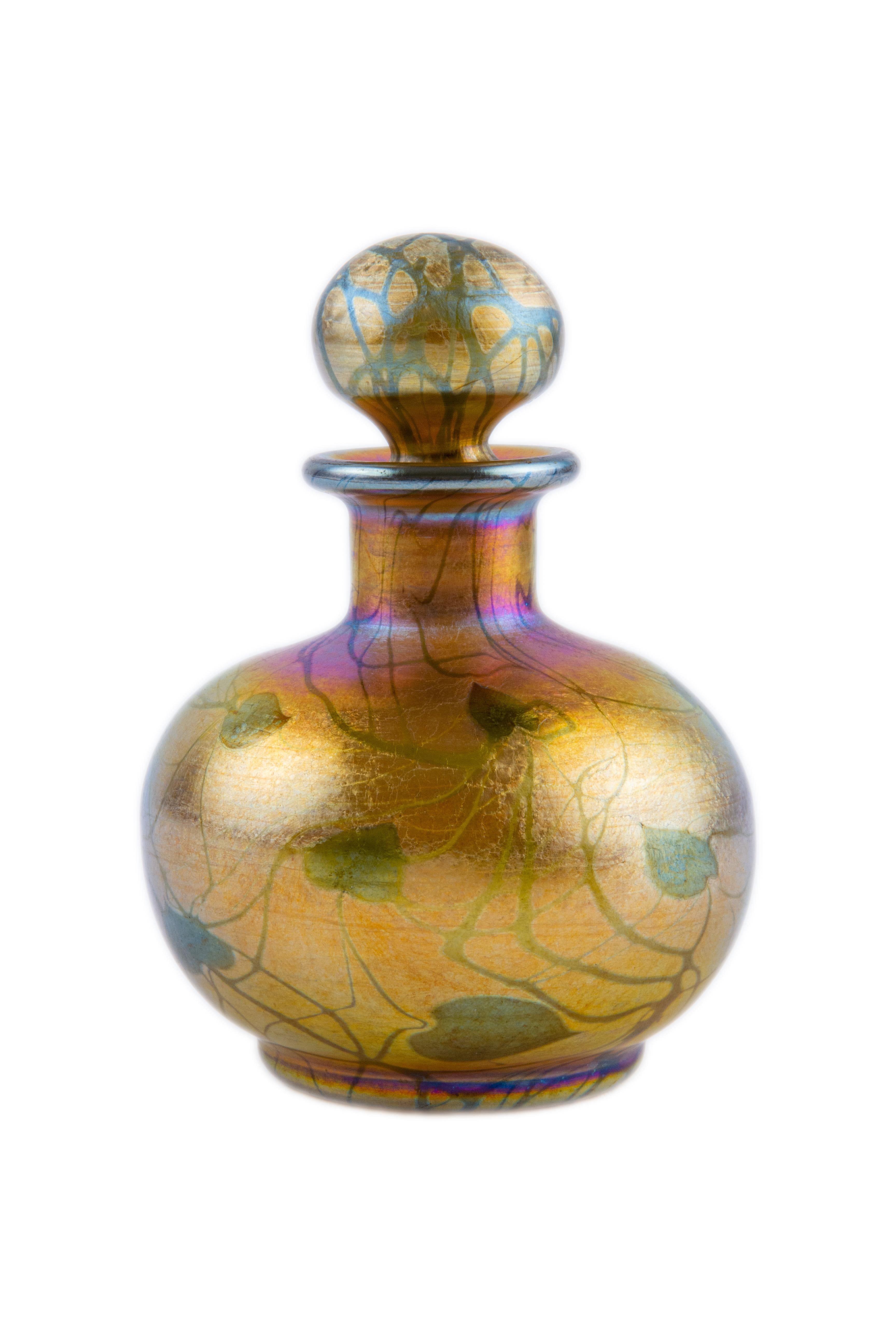 American Art Nouveau Tiffany Favrile Hearts and Vine Art Glass Perfume Bottle In Distressed Condition In Englewood, NJ