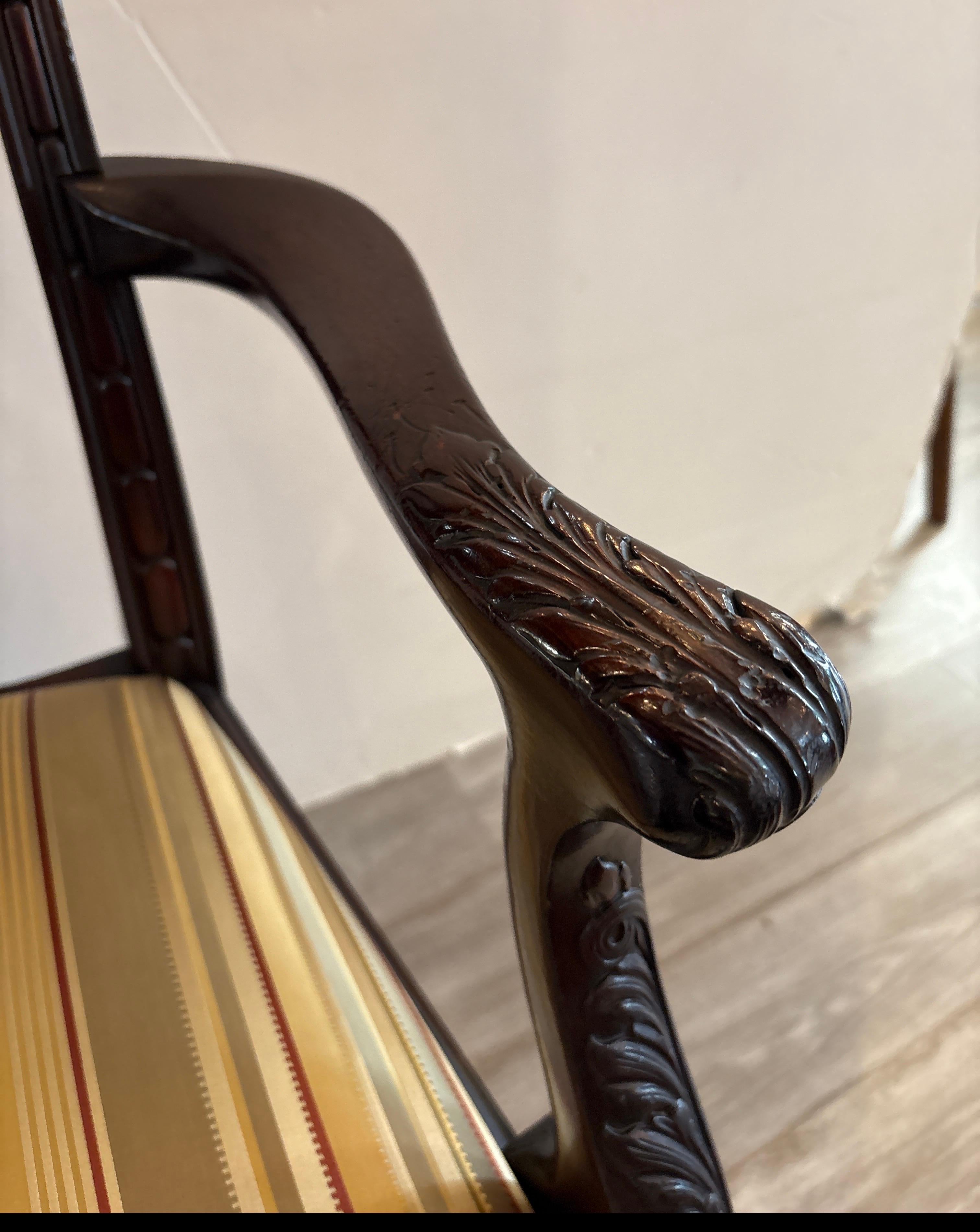 Un Sillón Chippendale Americano Tallado a Mano del Centenario Seda en venta